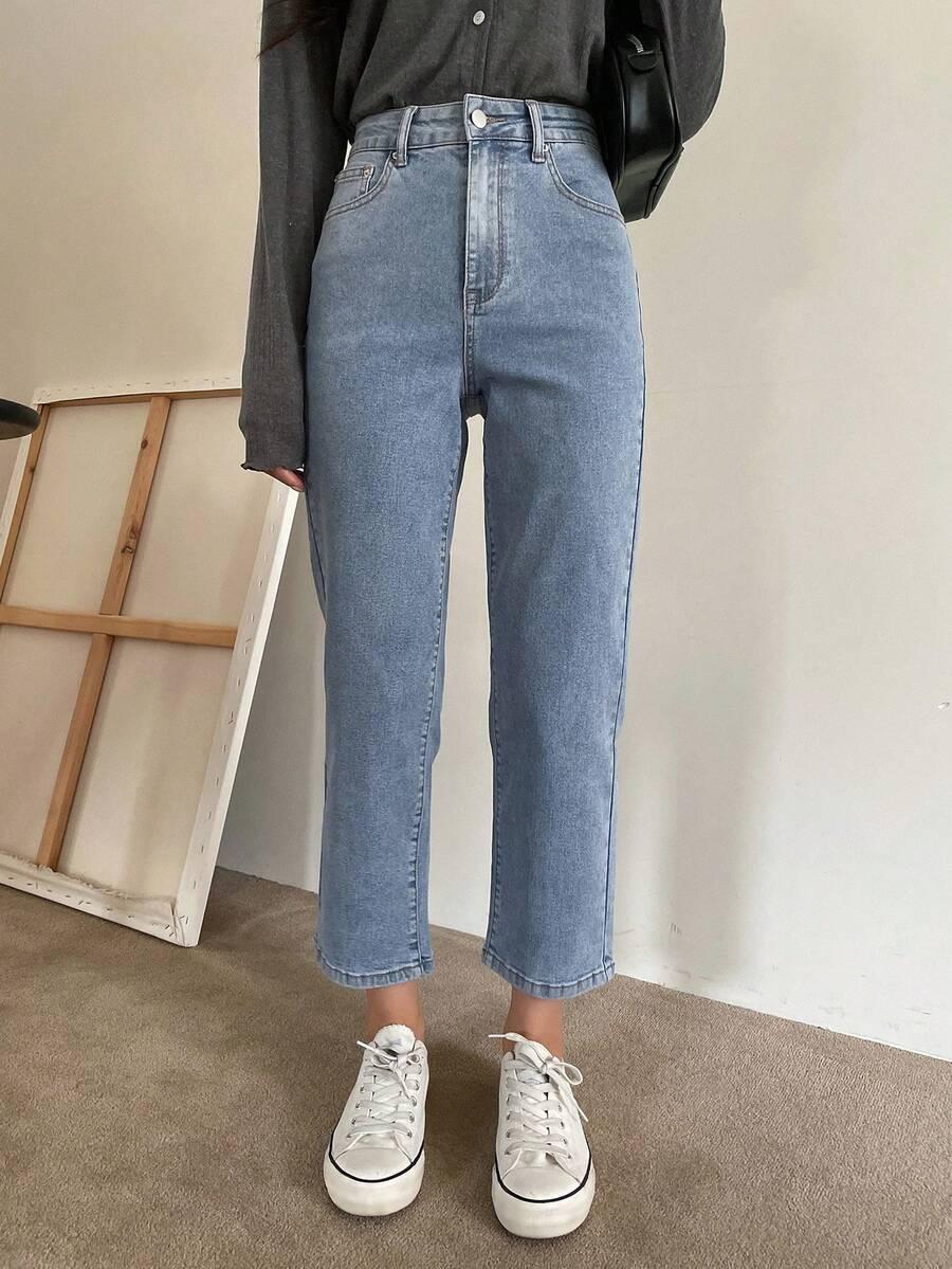 niebiskie spodnie jeans