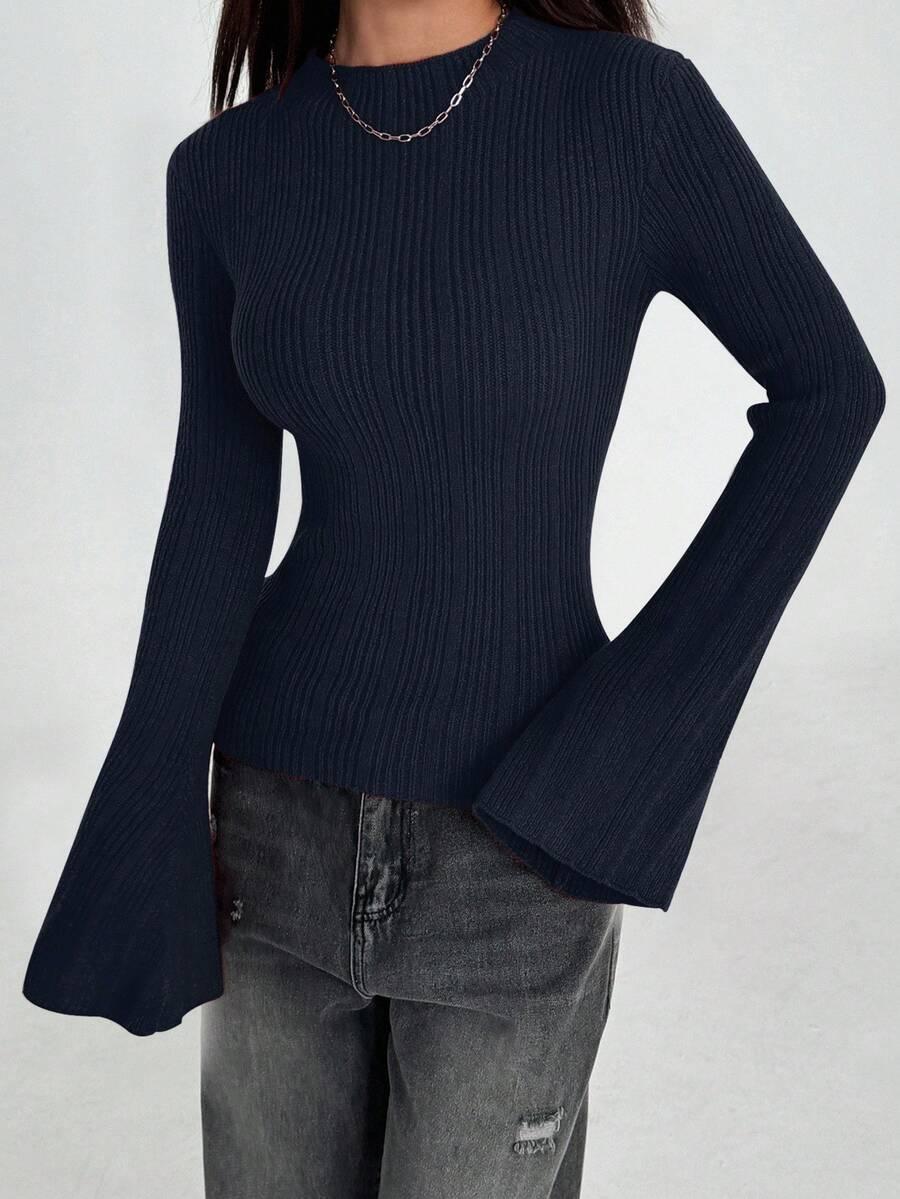 granatowy sweter rozkloszowane rękawy