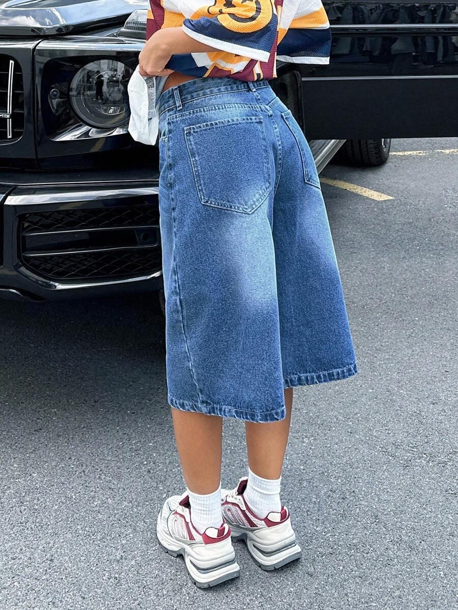 niebieskie spodenki jeans