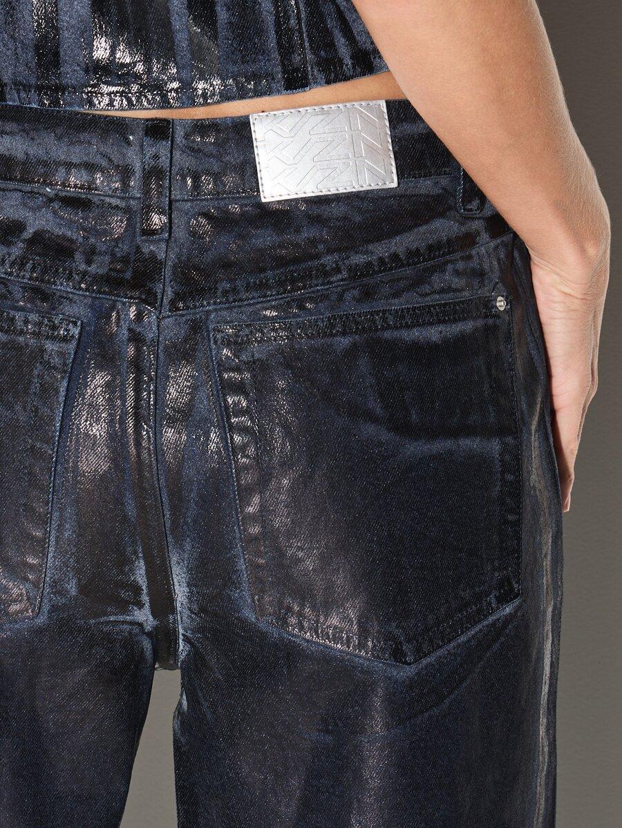 granatowe spodnie jeans