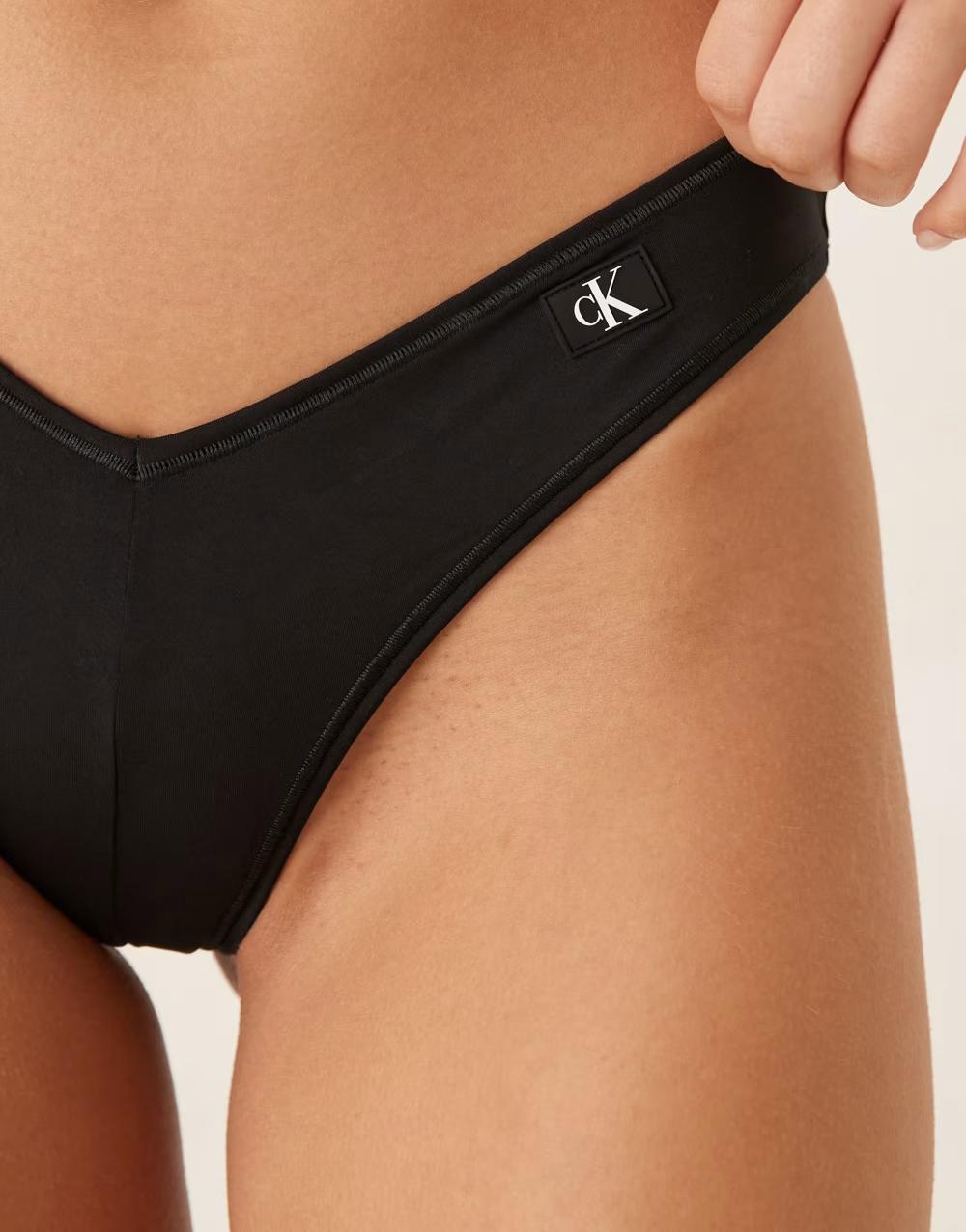 CZARNY DÓŁ OD BIKINI logo