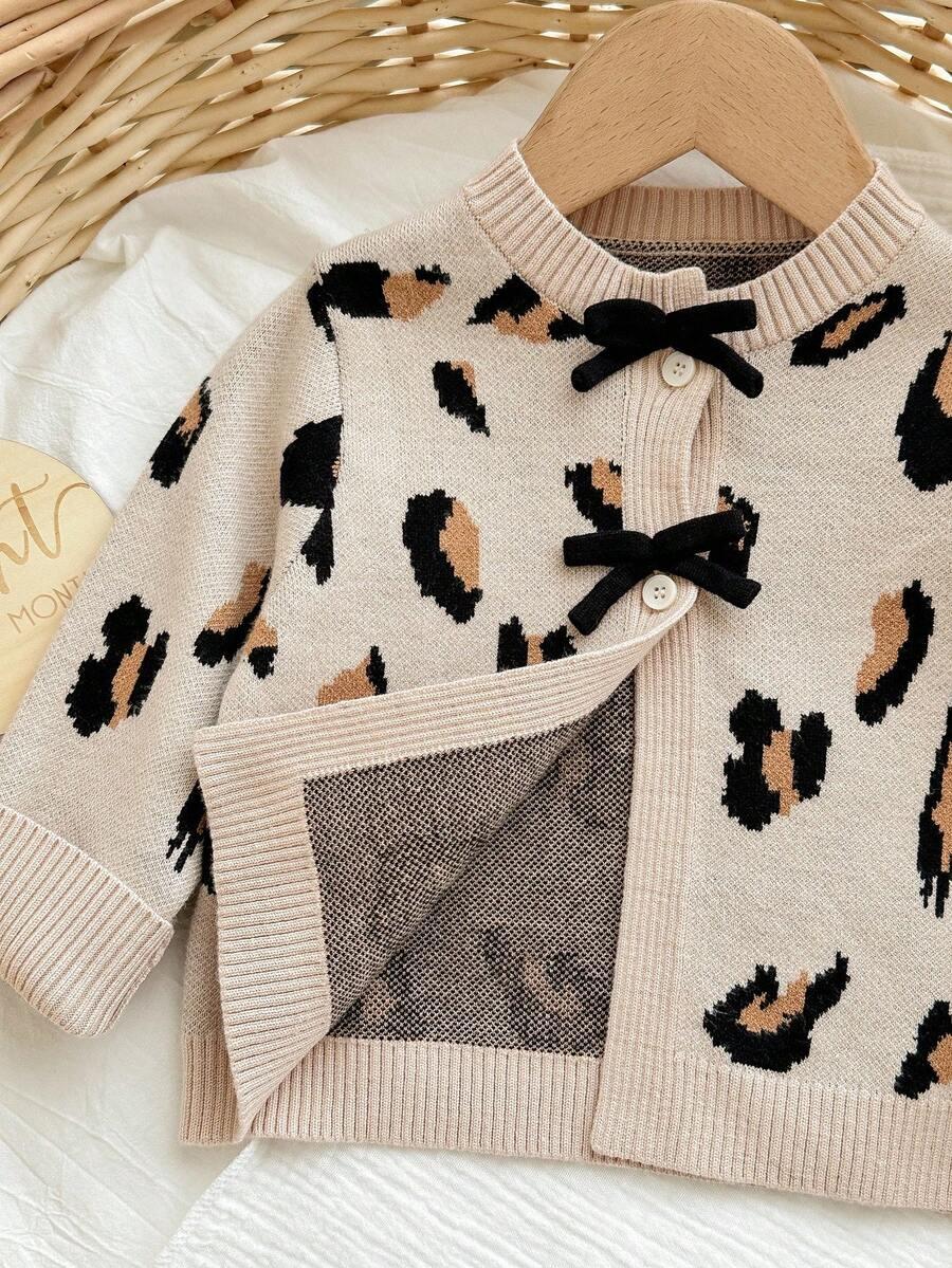 sweter zapinany wzór zwierzęcy