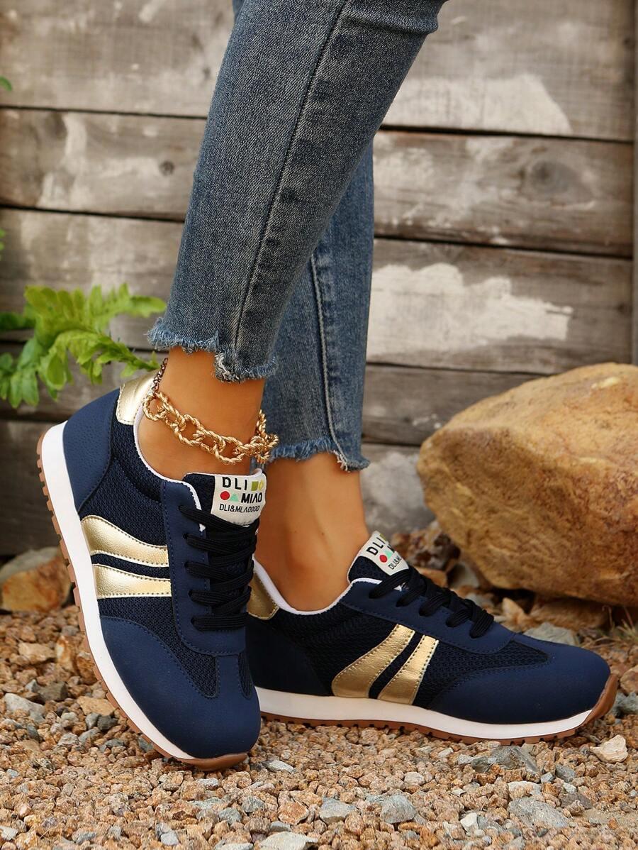 granatowe buty sportowe
