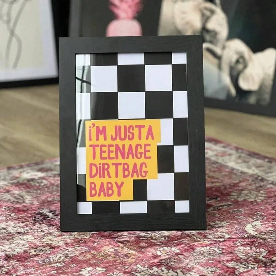 plakat szachownica napis