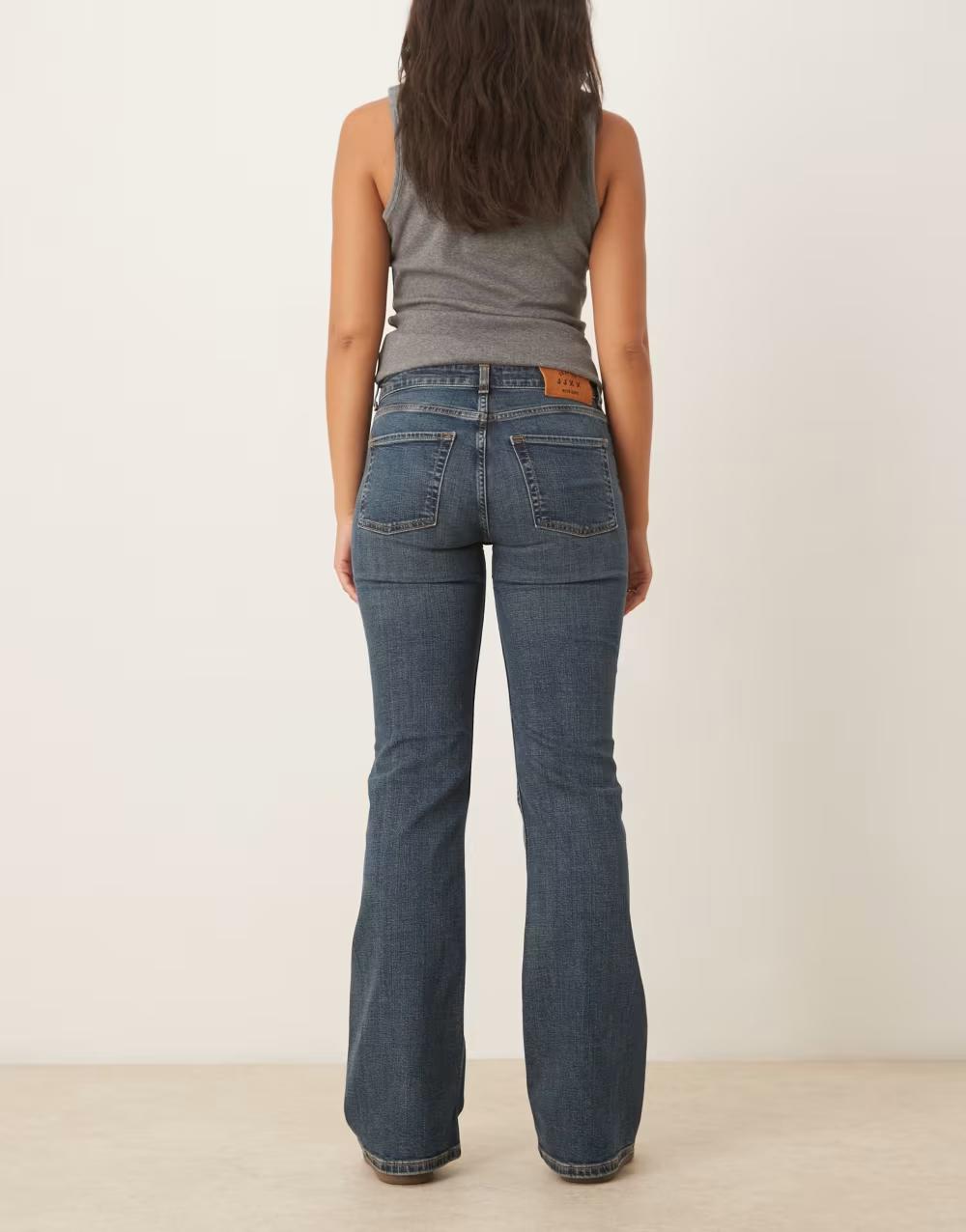 niebieskie spodnie jeans kieszenie