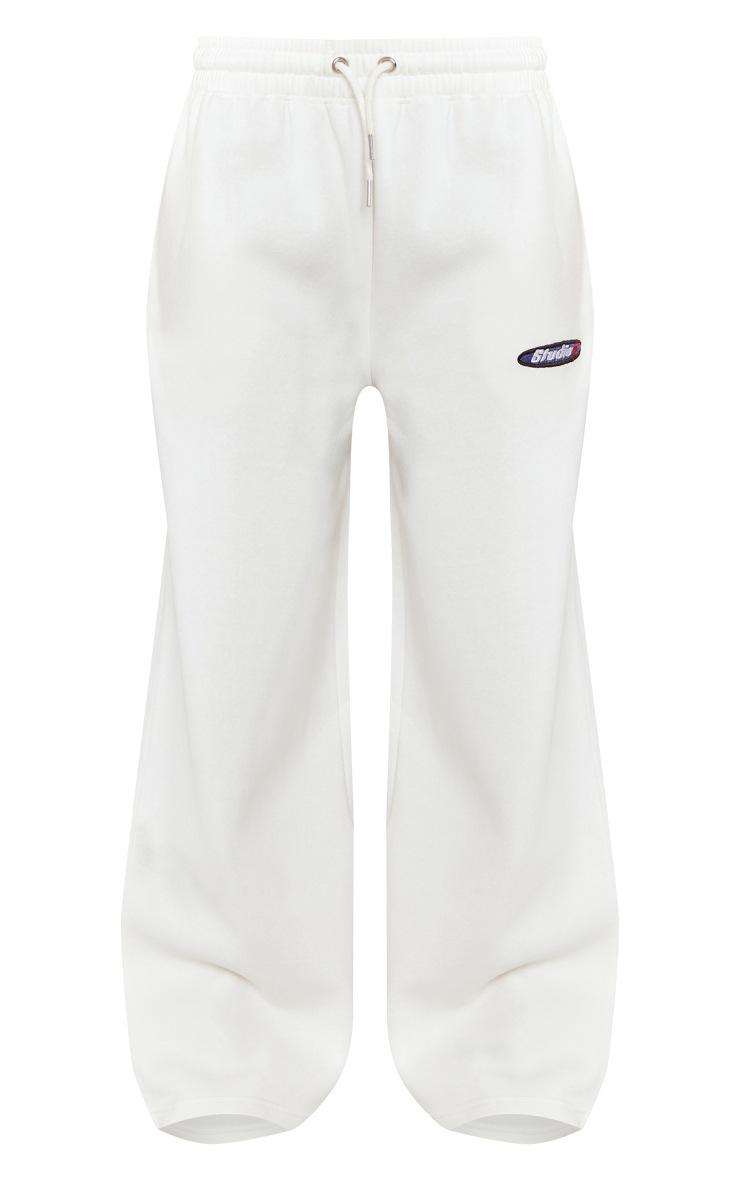 białe spodnie dresowe szerokie nogawki logo