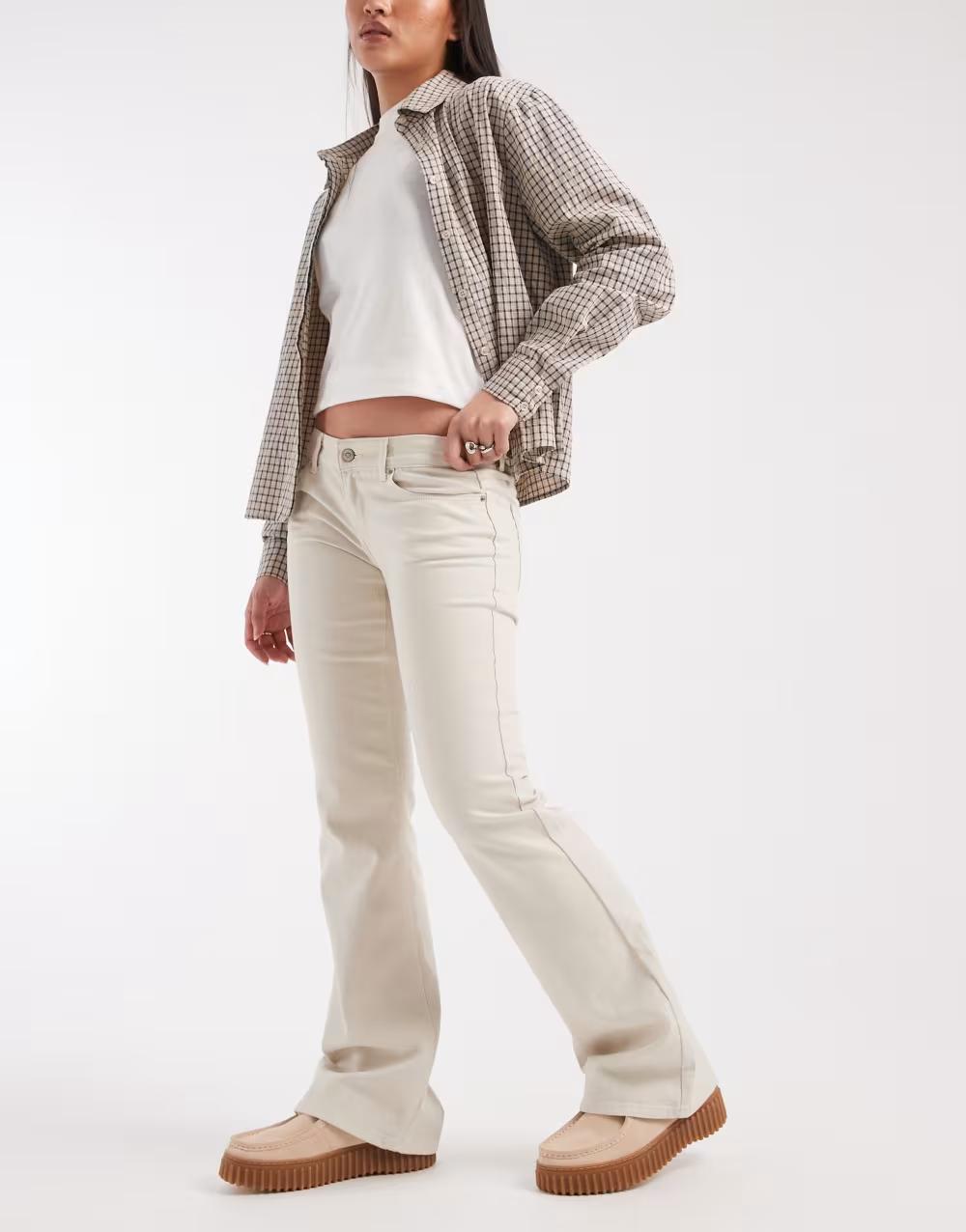 beżowe proste spodnie jeans
