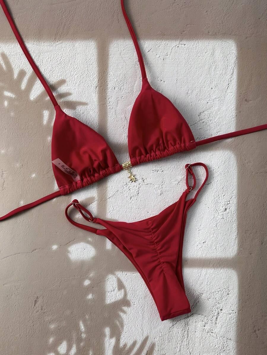 czerwony dół od bikini