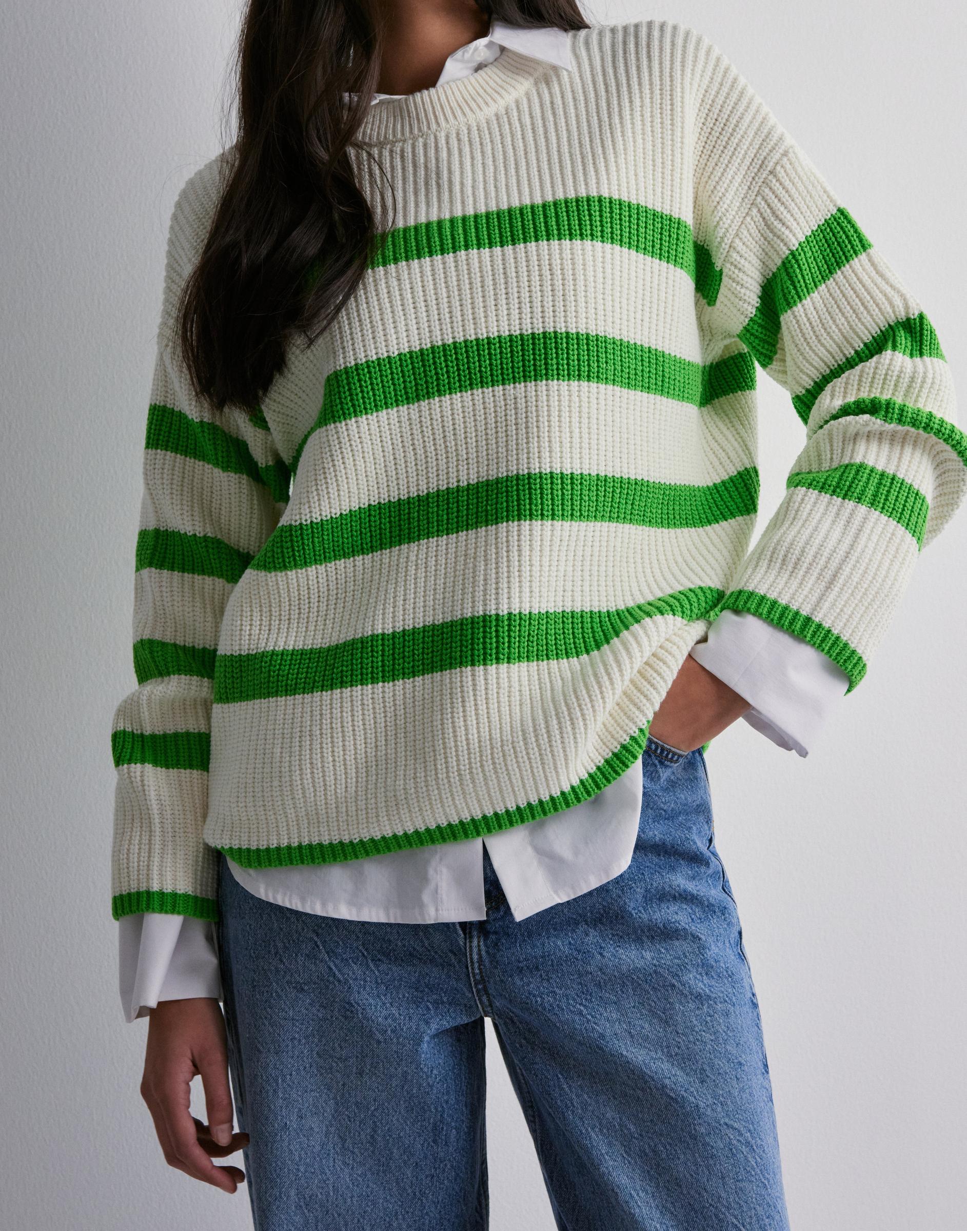 sweter wzór paski kontrast