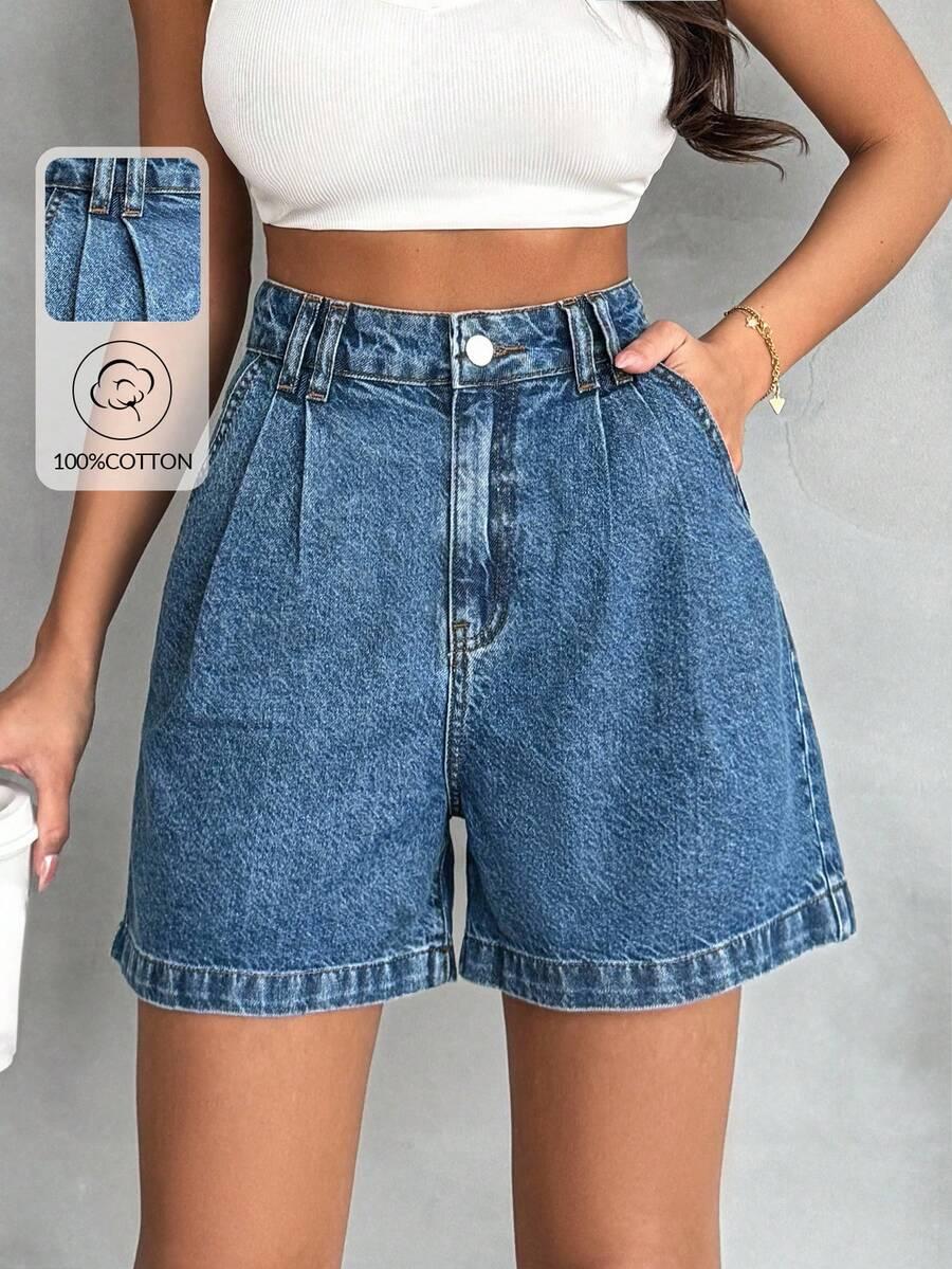 niebieskie spodenki jeans