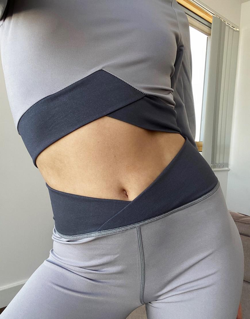 szare legginsy sportowe