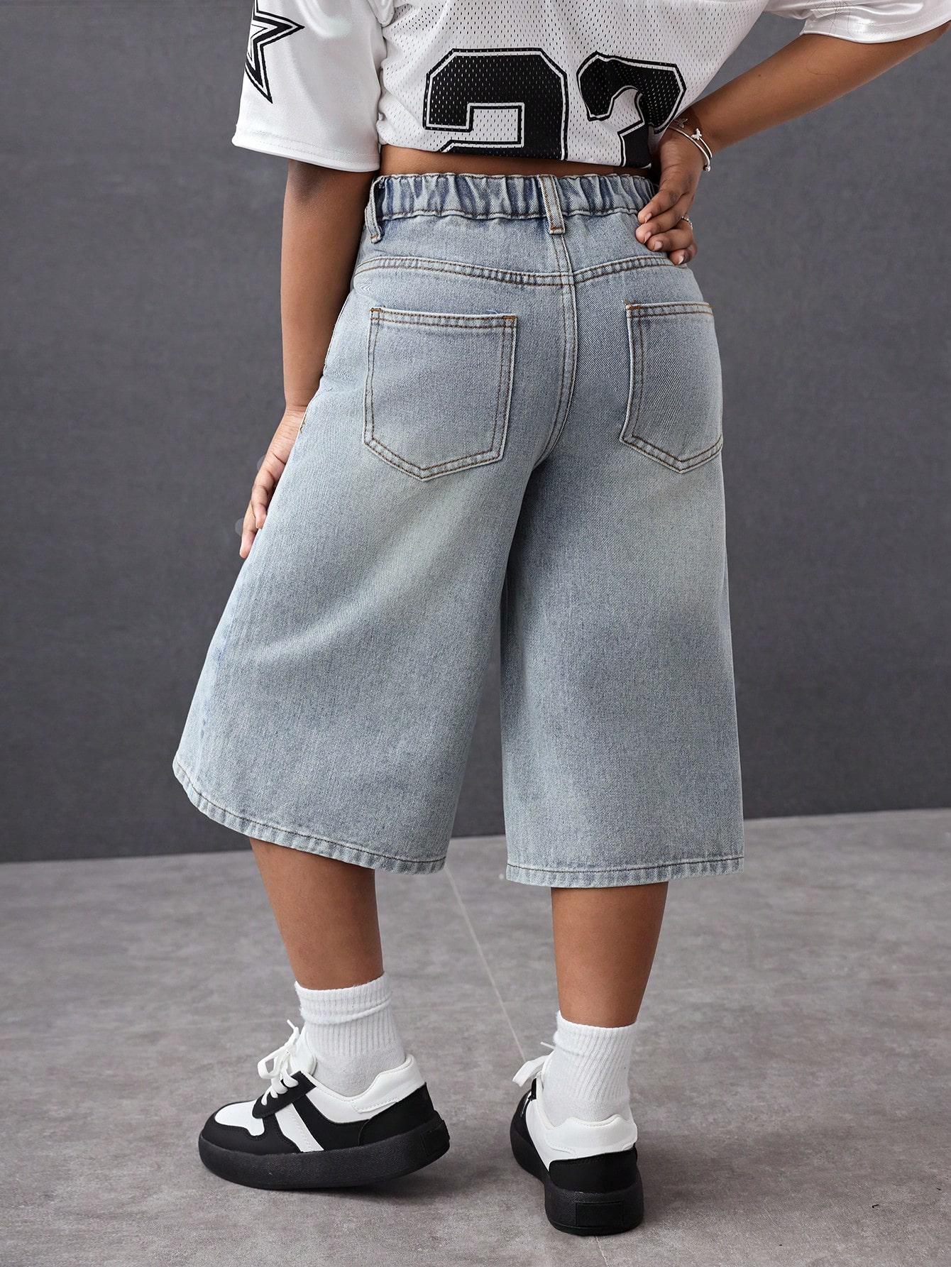 niebieskie spodenki jeans