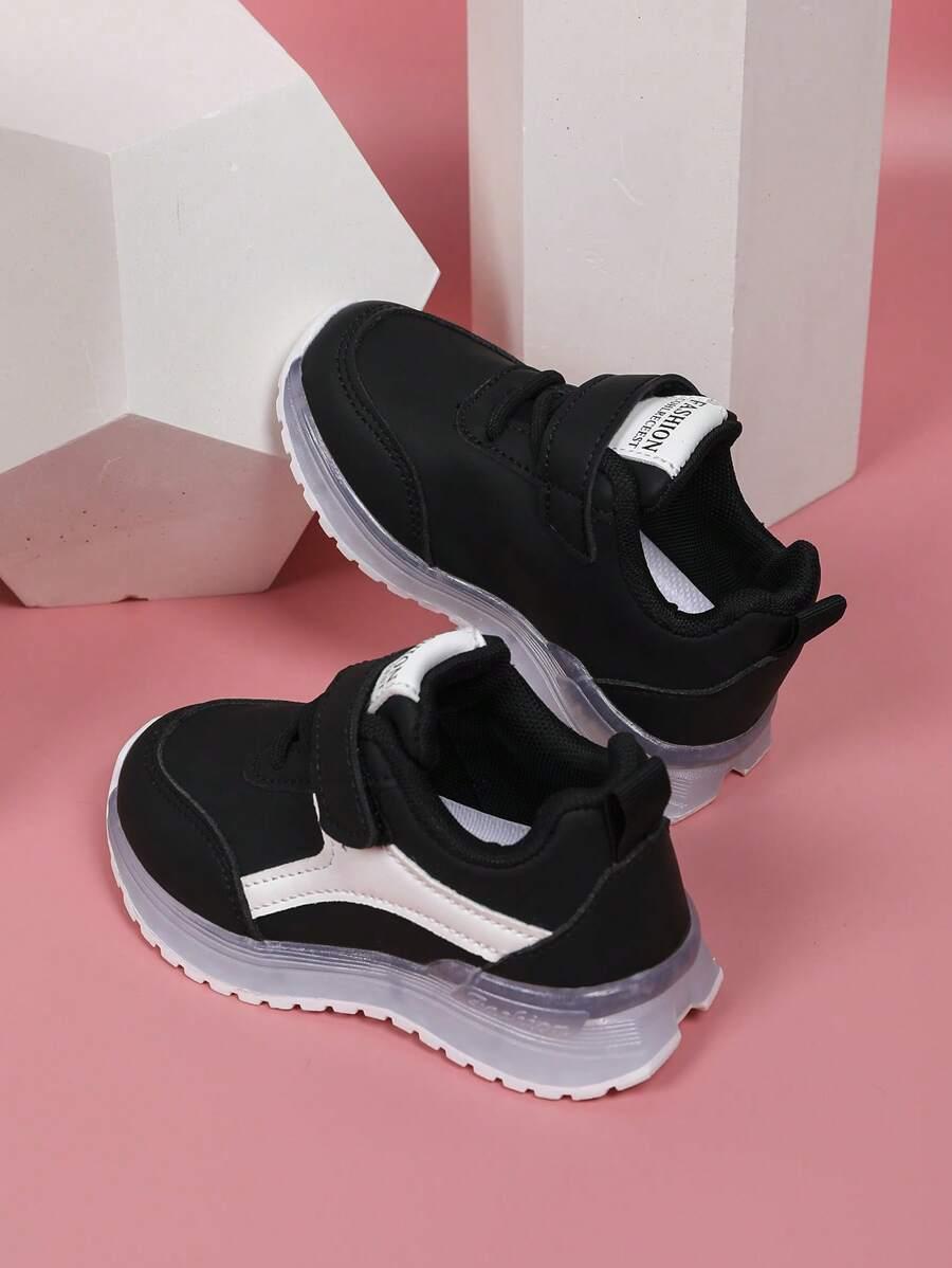 czarne świecące buty sportowe
