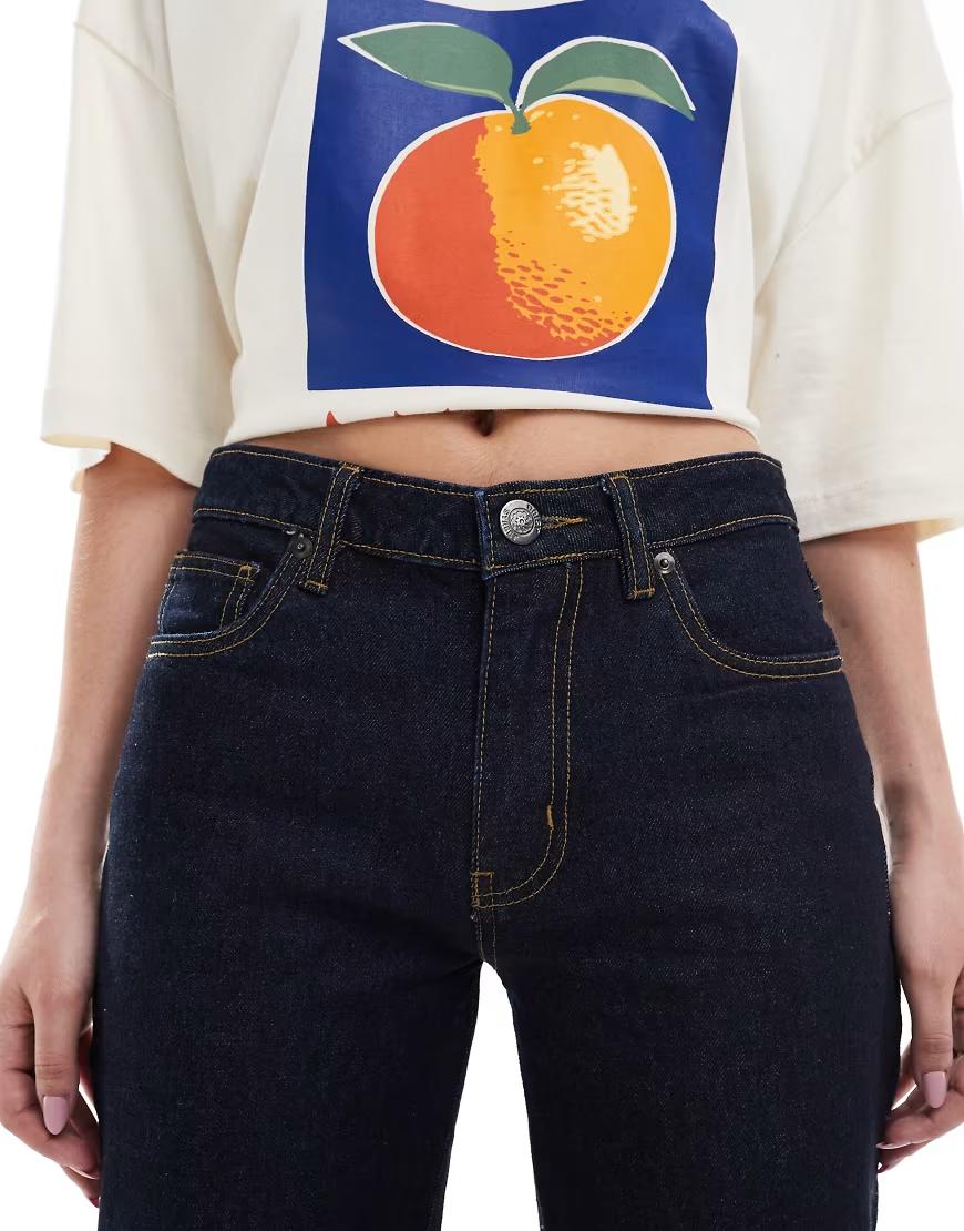 granatowe spodnie jeans kieszenie