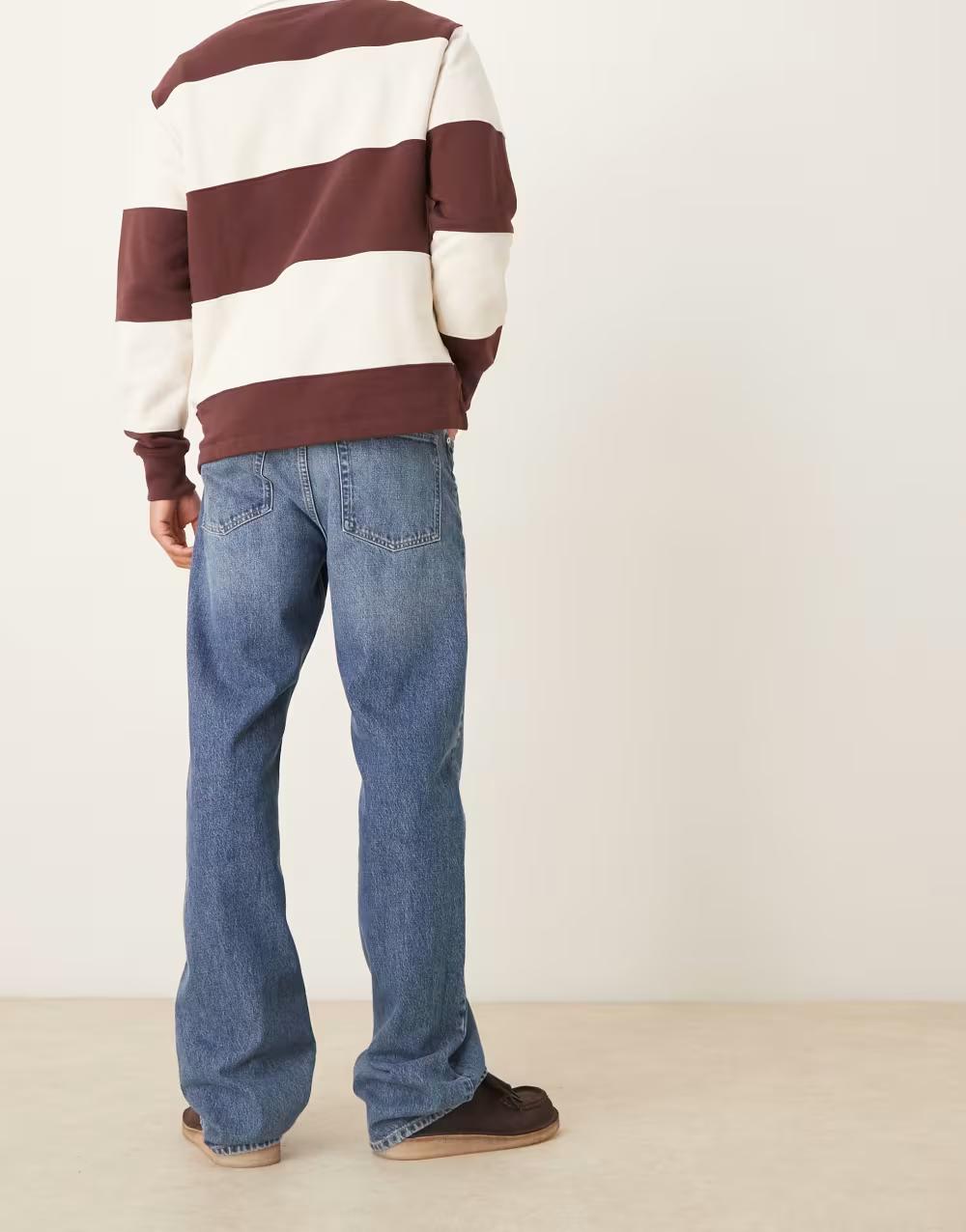 niebieskie spodnie jeans