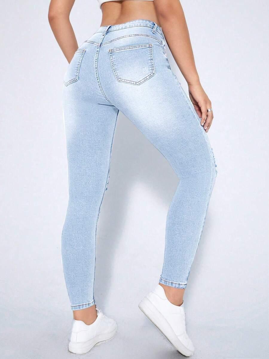 niebieskie spodnie jeans przetarcia