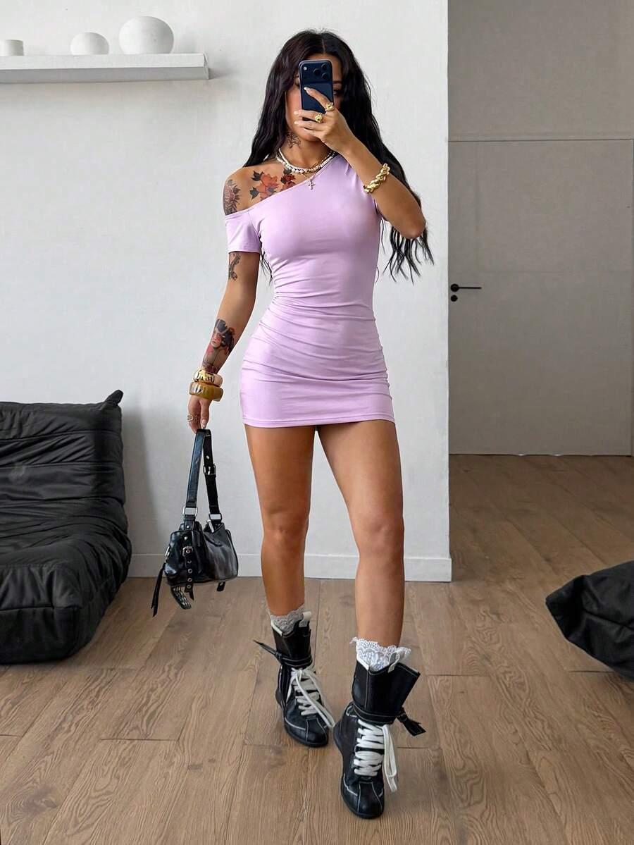 SUKIENKA MINI Z ODKRYTYM RAMIENIEM 