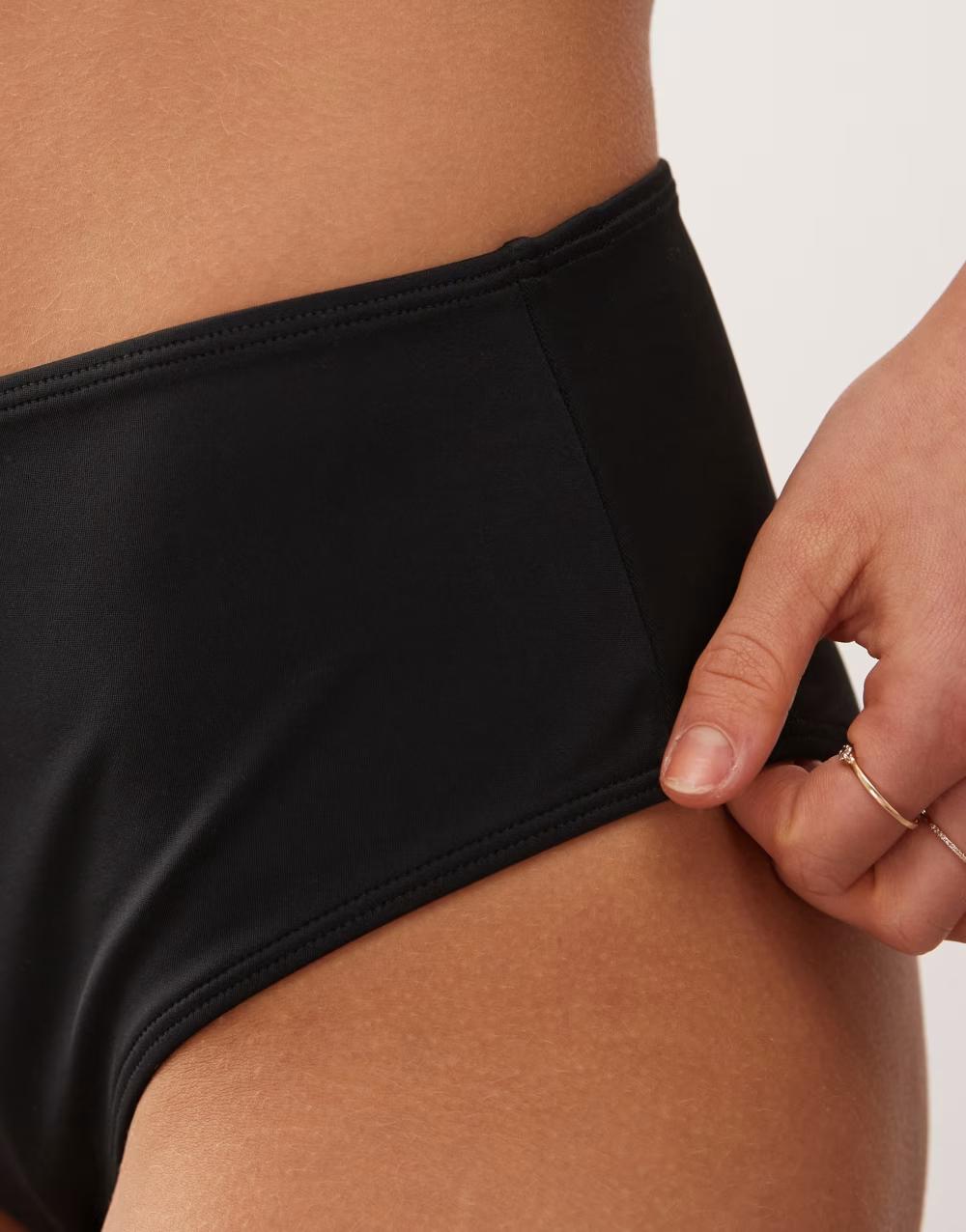 czarny dół od bikini