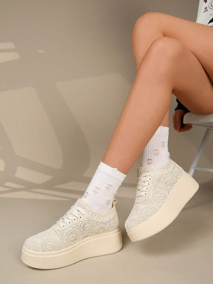 beżowe buty sportowe