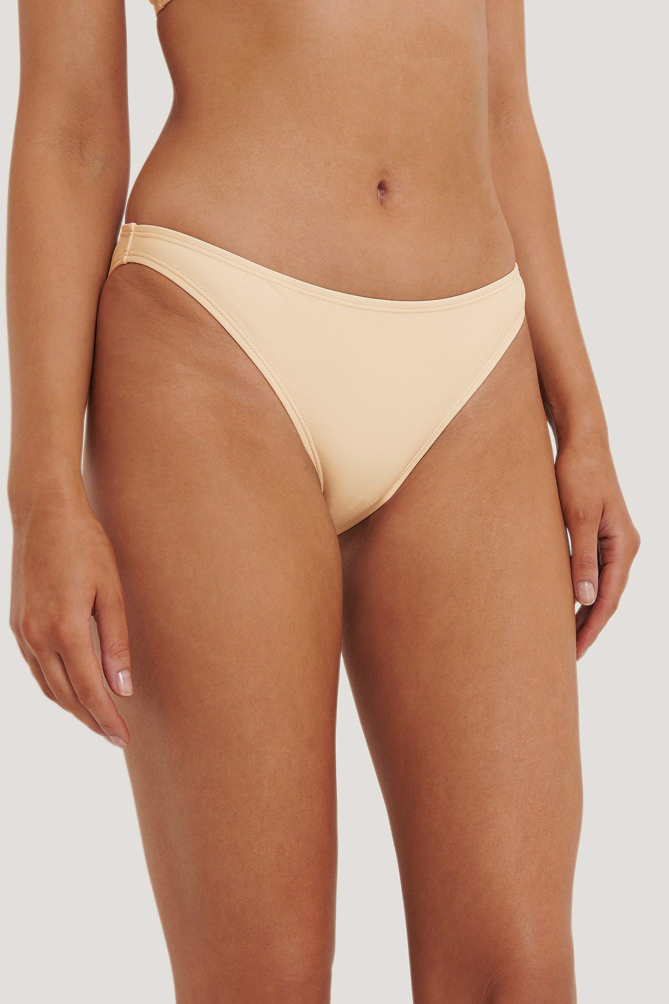 kremowy dół od bikini