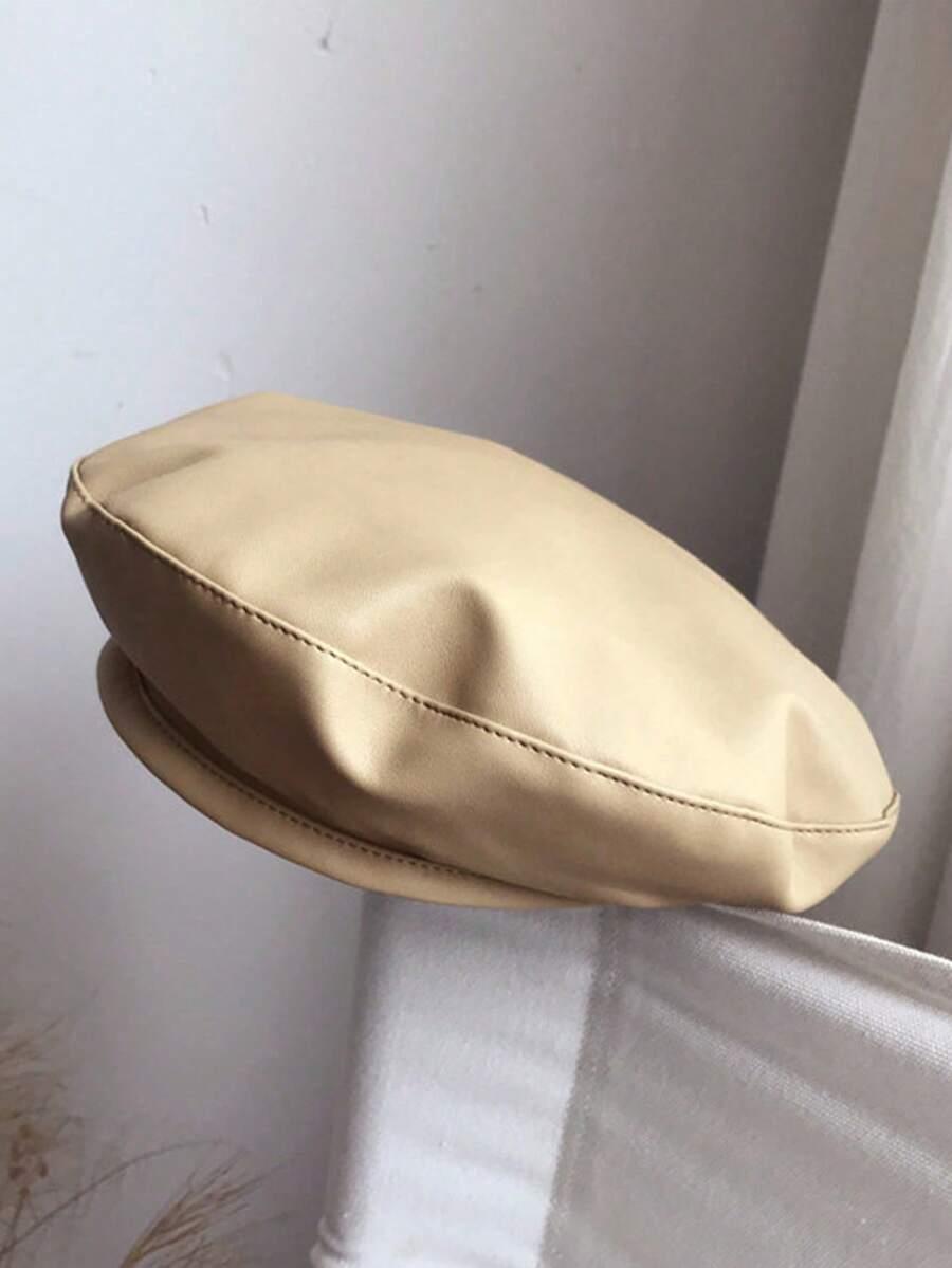 czerwony beret imitacja skóry