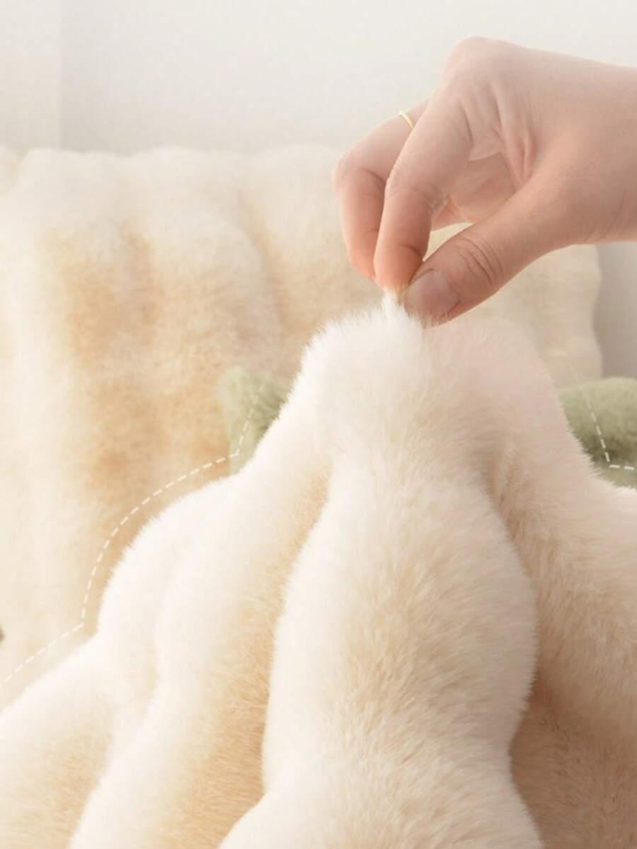 kremowy fluffy dywan