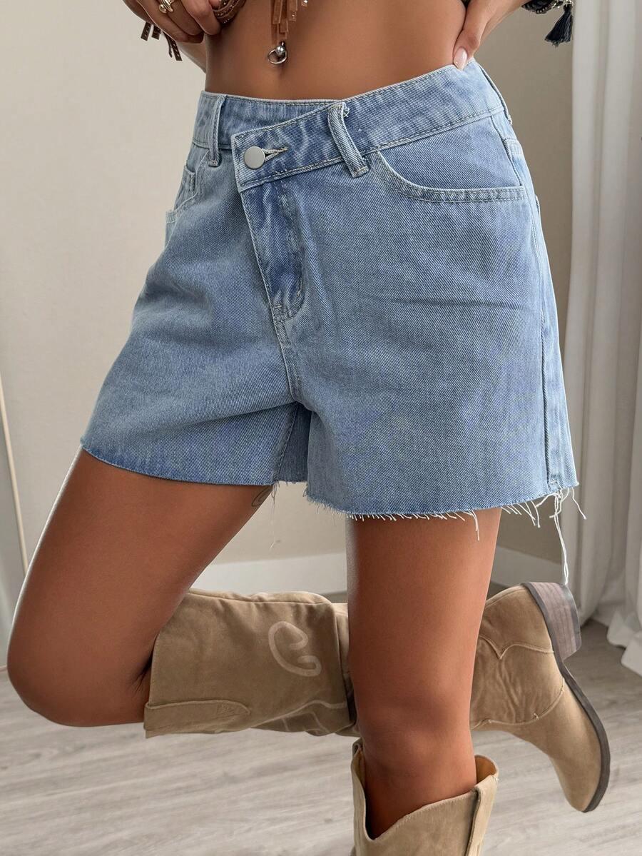 niebieskie spodenki jeans