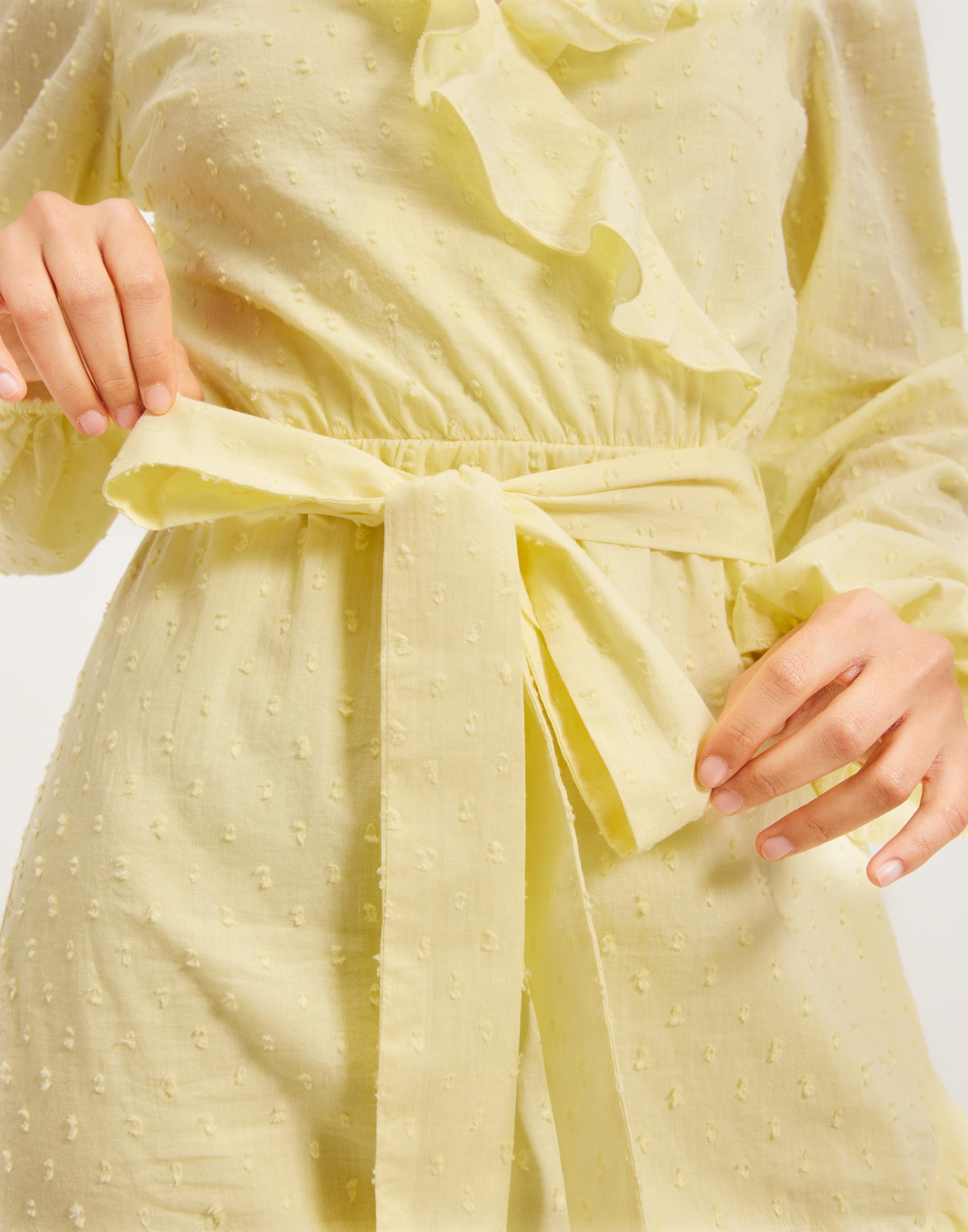 żółta mini sukienka falbana