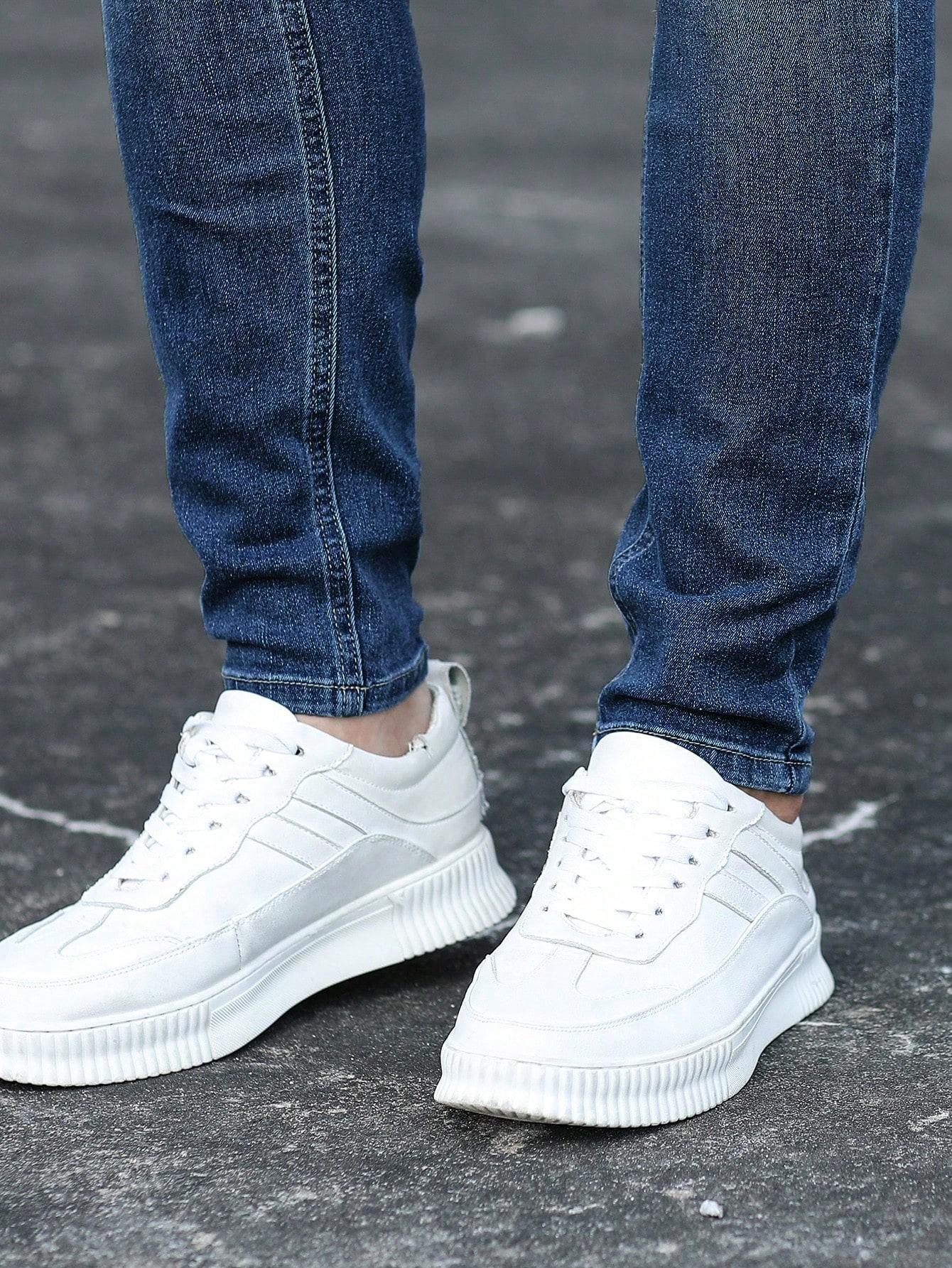 niebieskie spodnie jeans