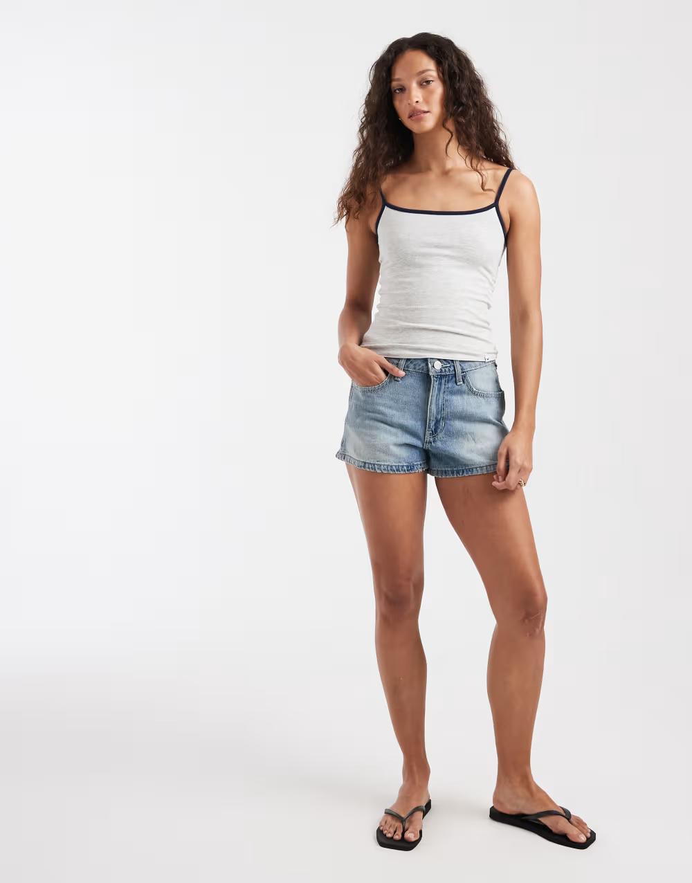 niebieskie spodenki jeans