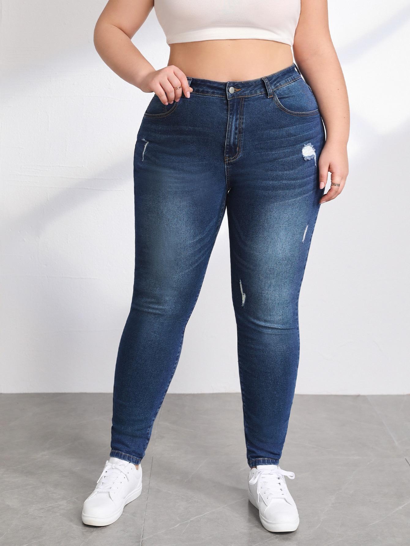 niebieskie spodnie jeans rurki 