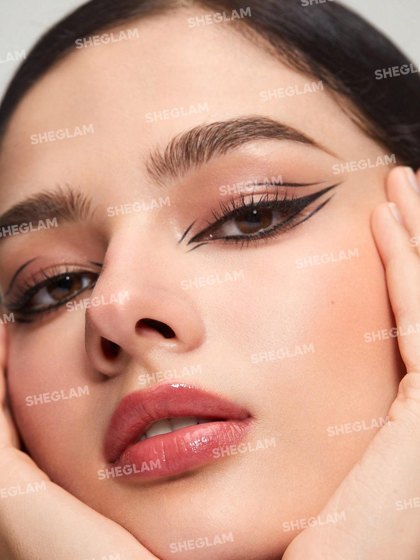 czarny eyeliner w pisaku