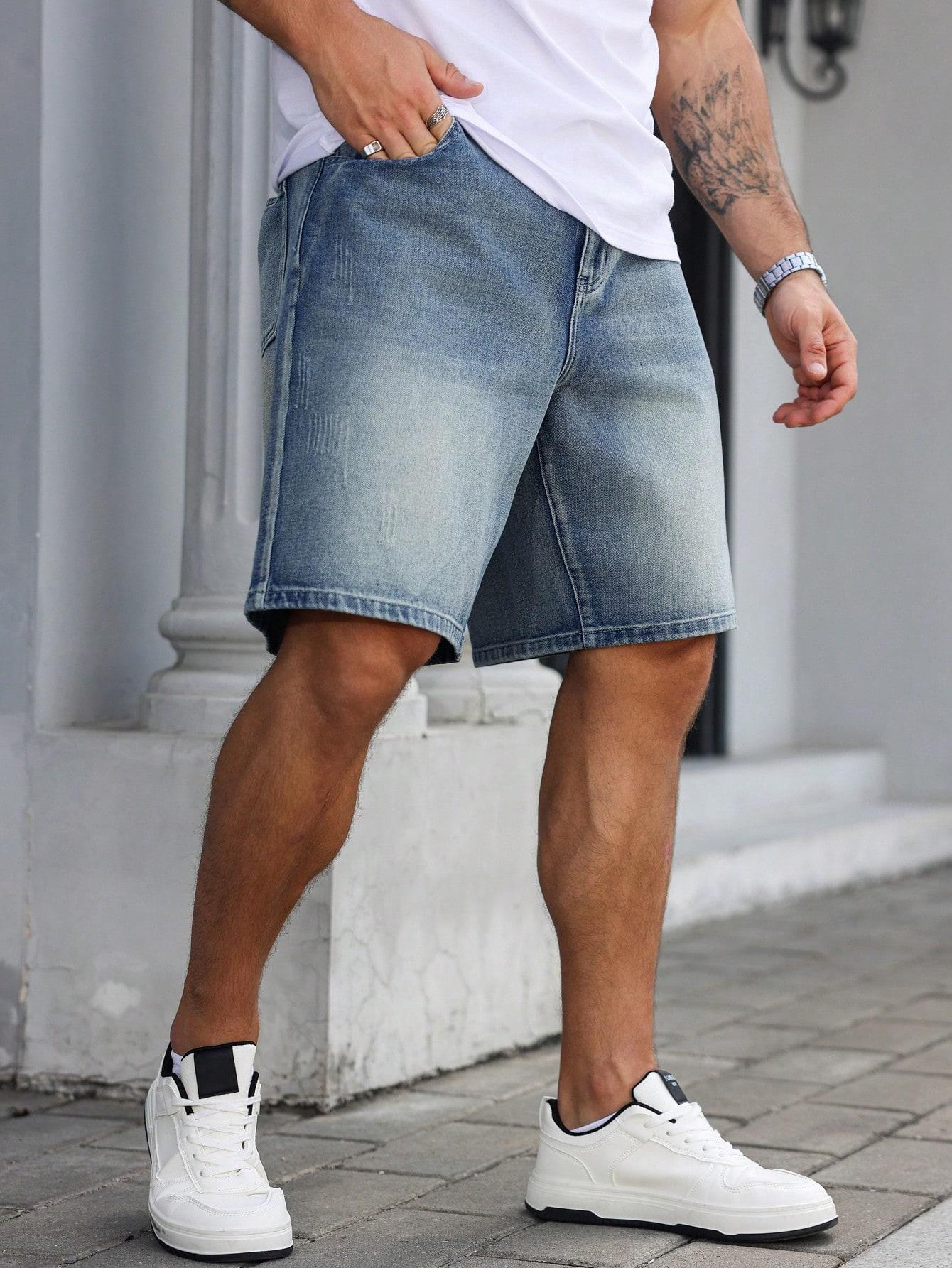 niebieskie spodenki jeans