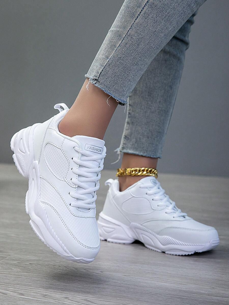 białe sznurowane buty sportowe