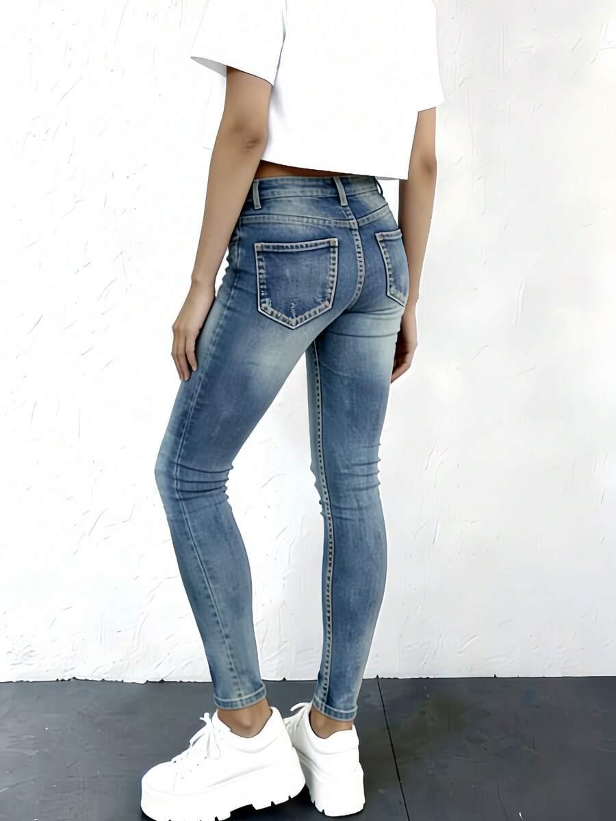 niebieskie spodnie jeans