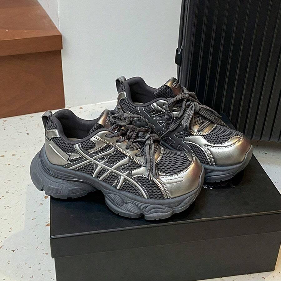 sznurowane buty sportowe