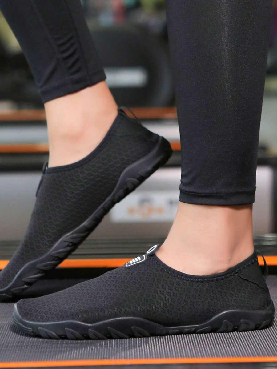 czarne wsuwane buty do pływania 