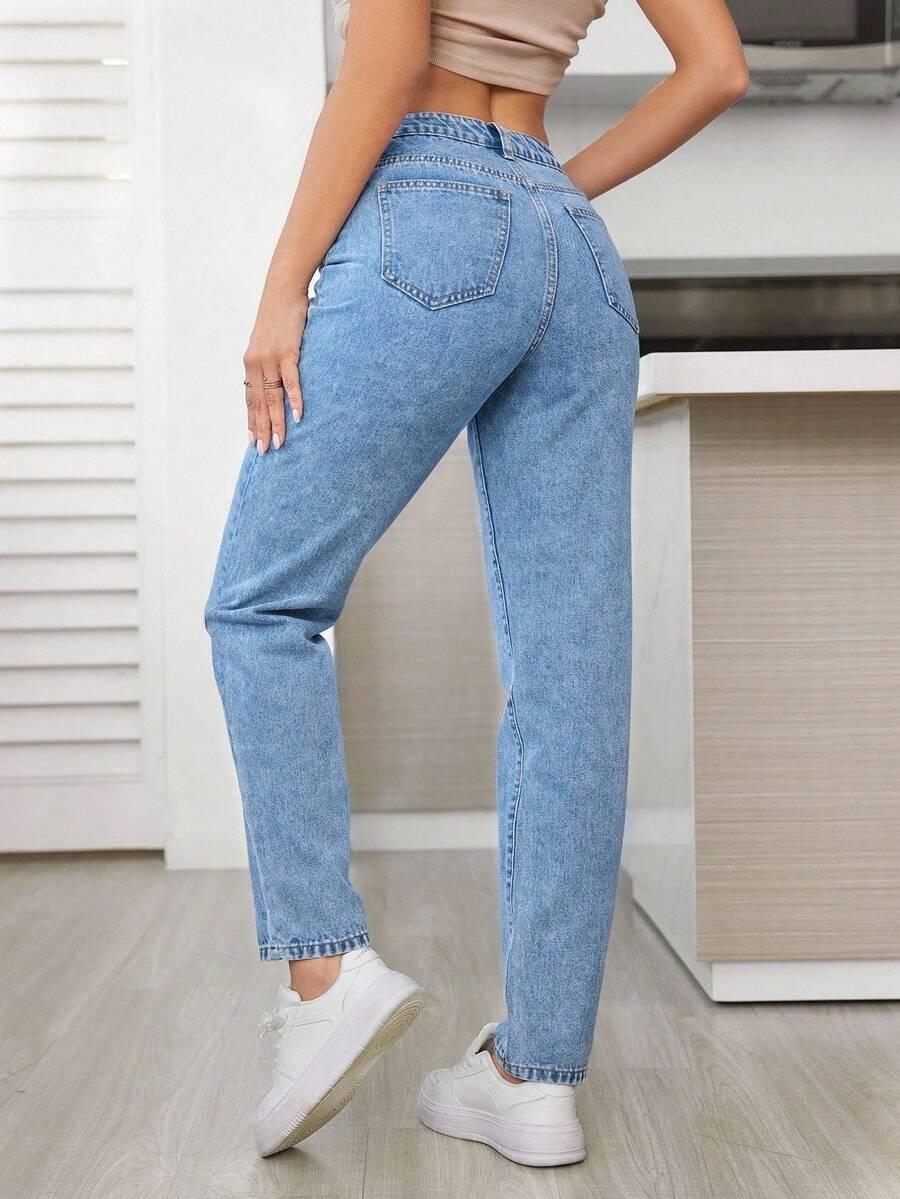 niebieskie spodnie jeans