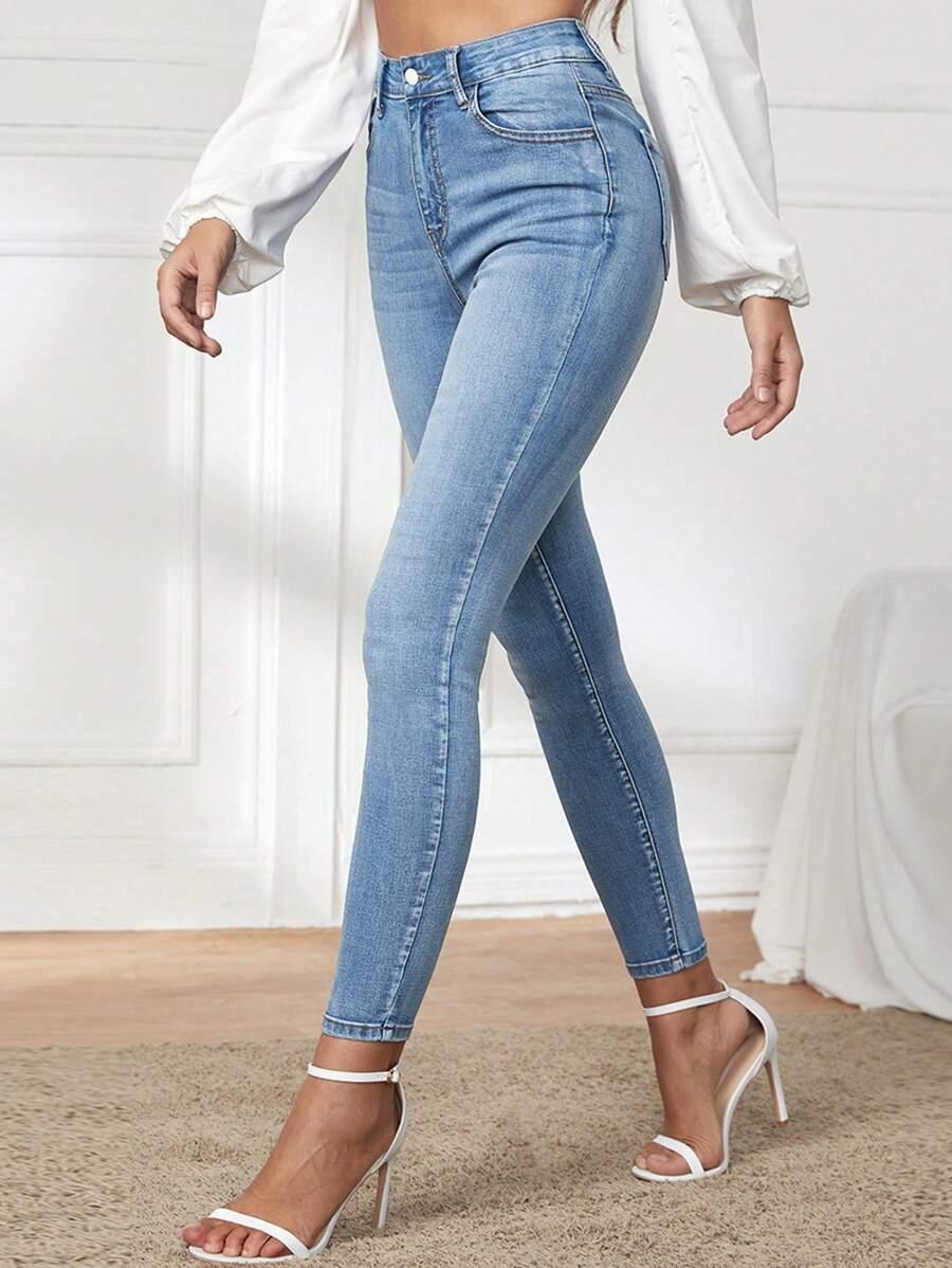 niebieskie spodnie jeans 