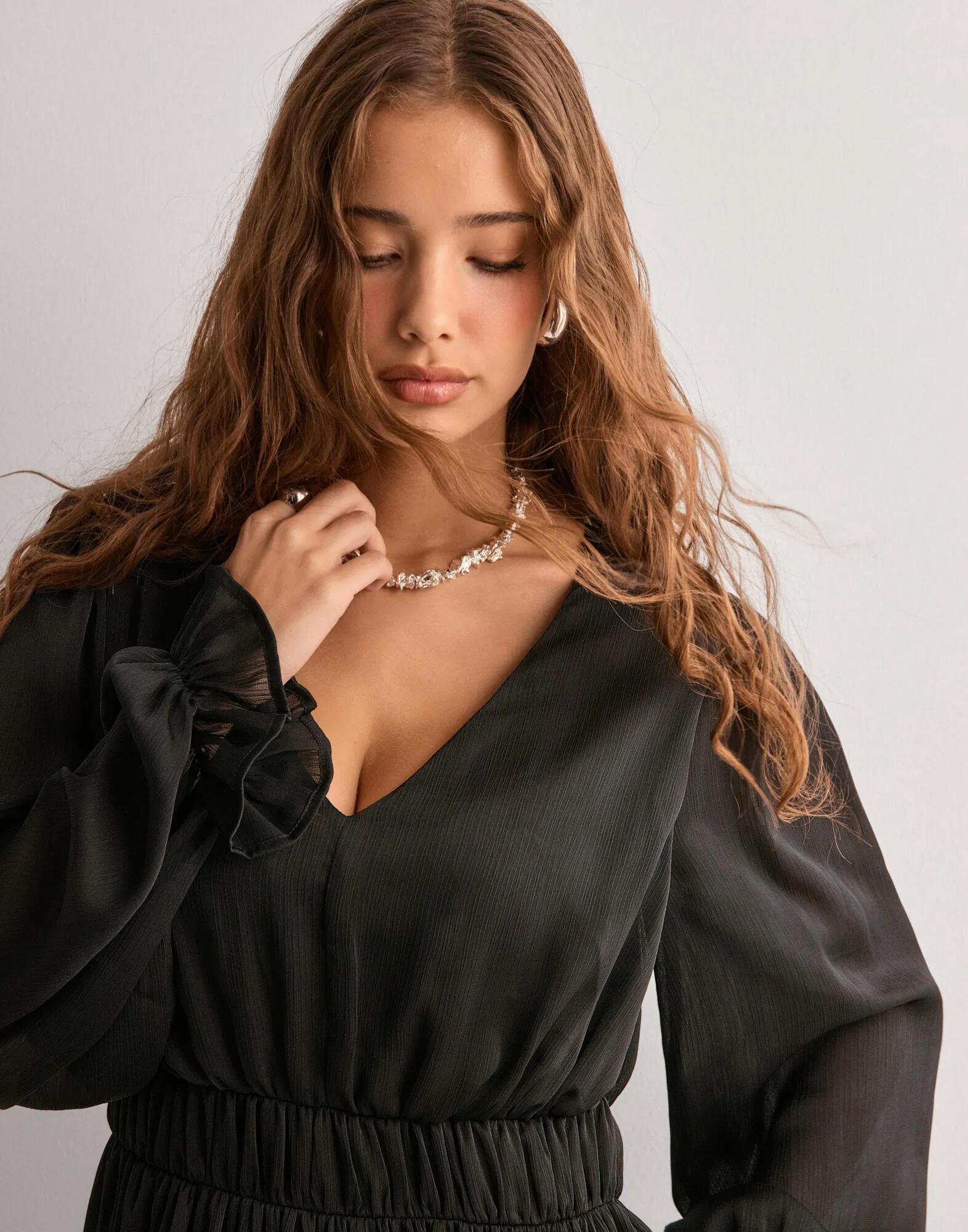 czarna sukienka falbany v neck