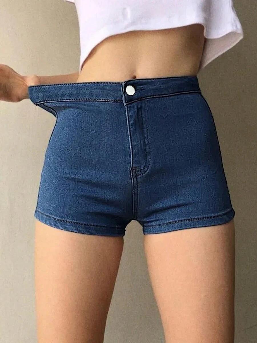 niebieskie szorty jeansowe