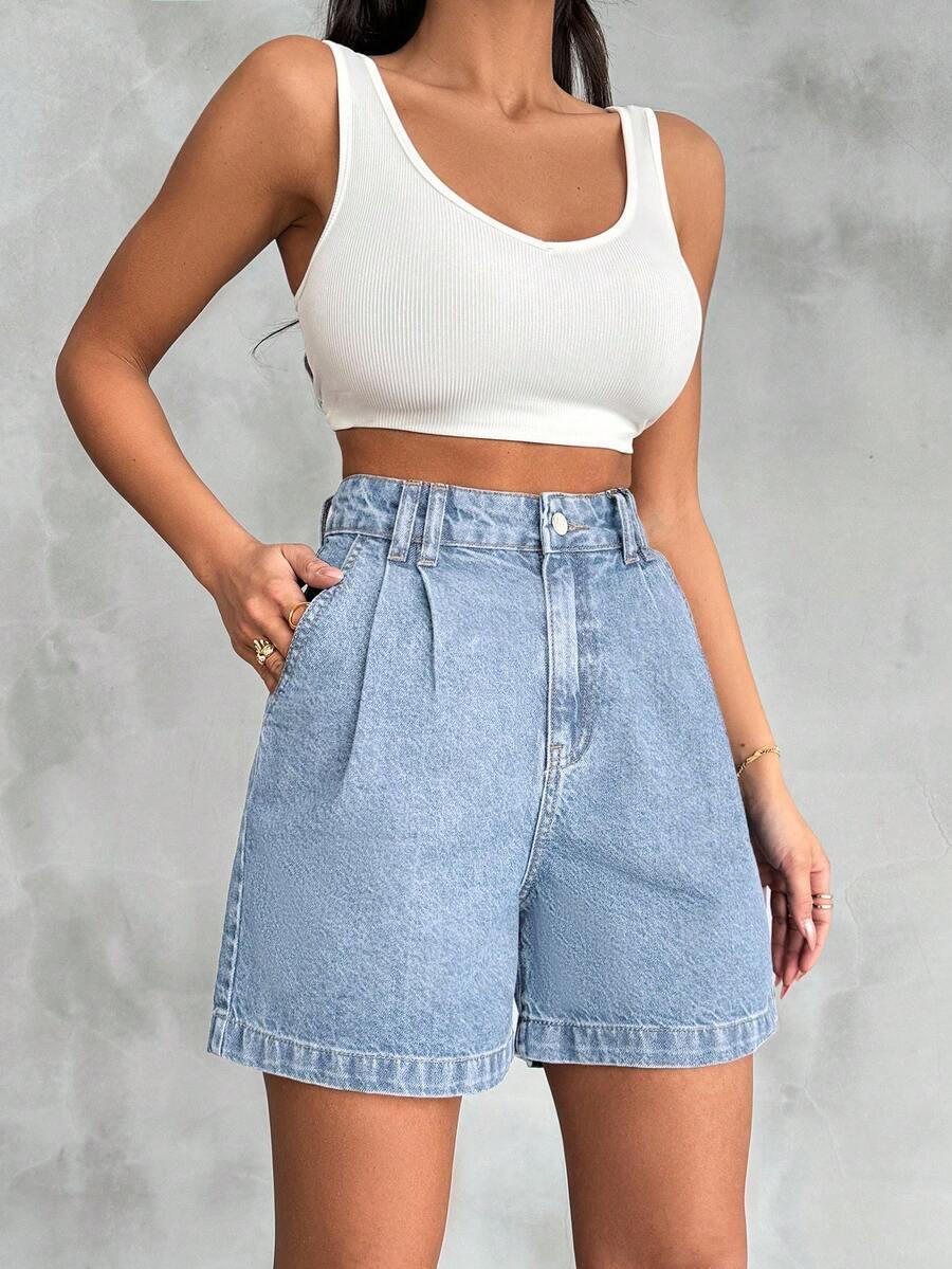 niebieskie spodenki jeans
