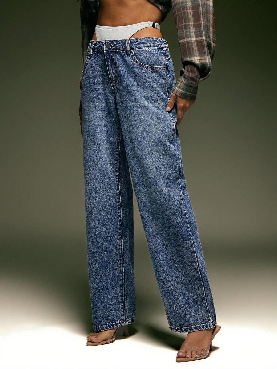 niebieskie spodnie jeans