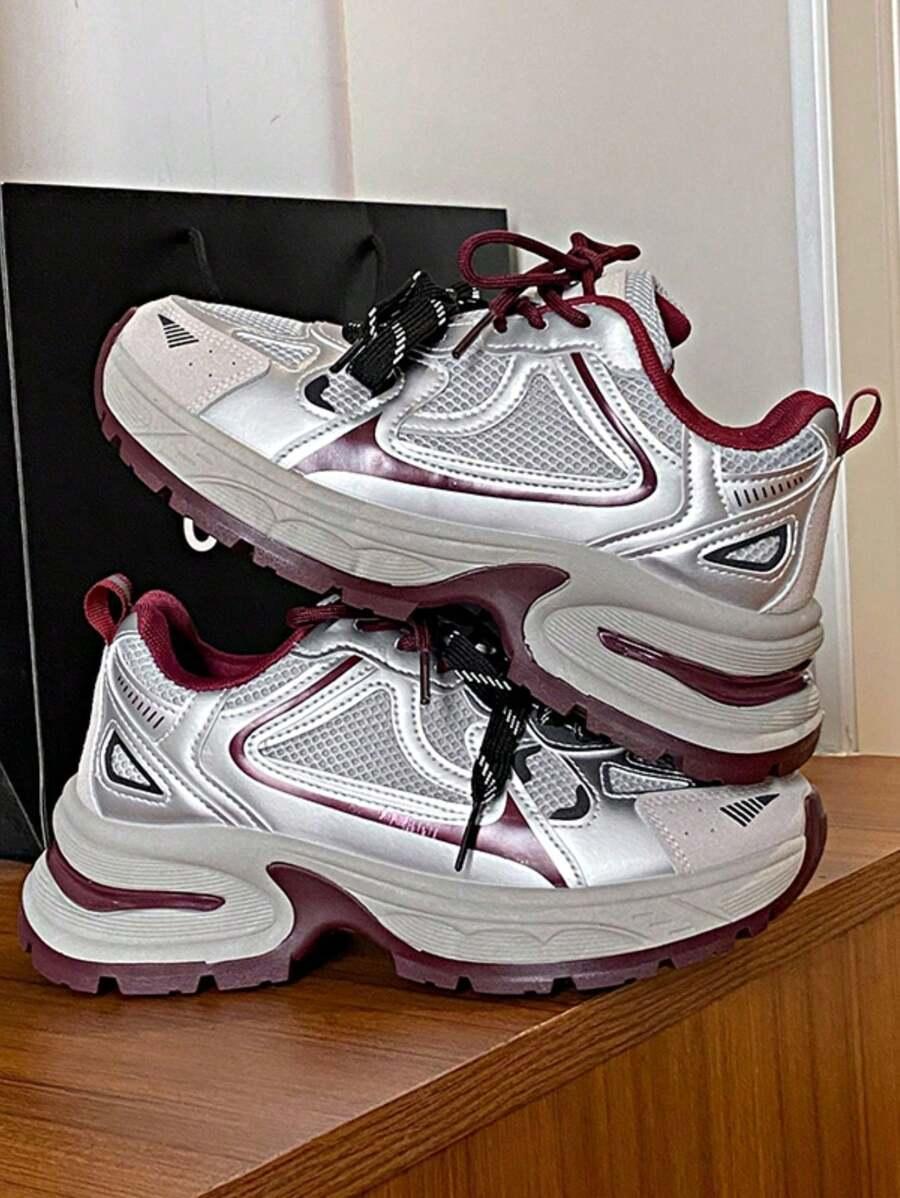 sznurowane buty sportowe