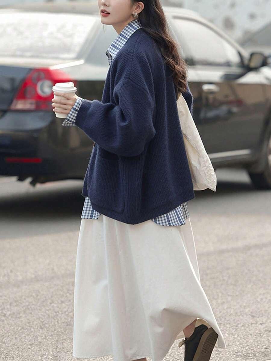 granatowy sweter guziki