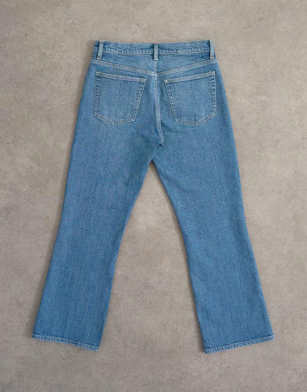 niebieskie spodnie jeans kieszenie