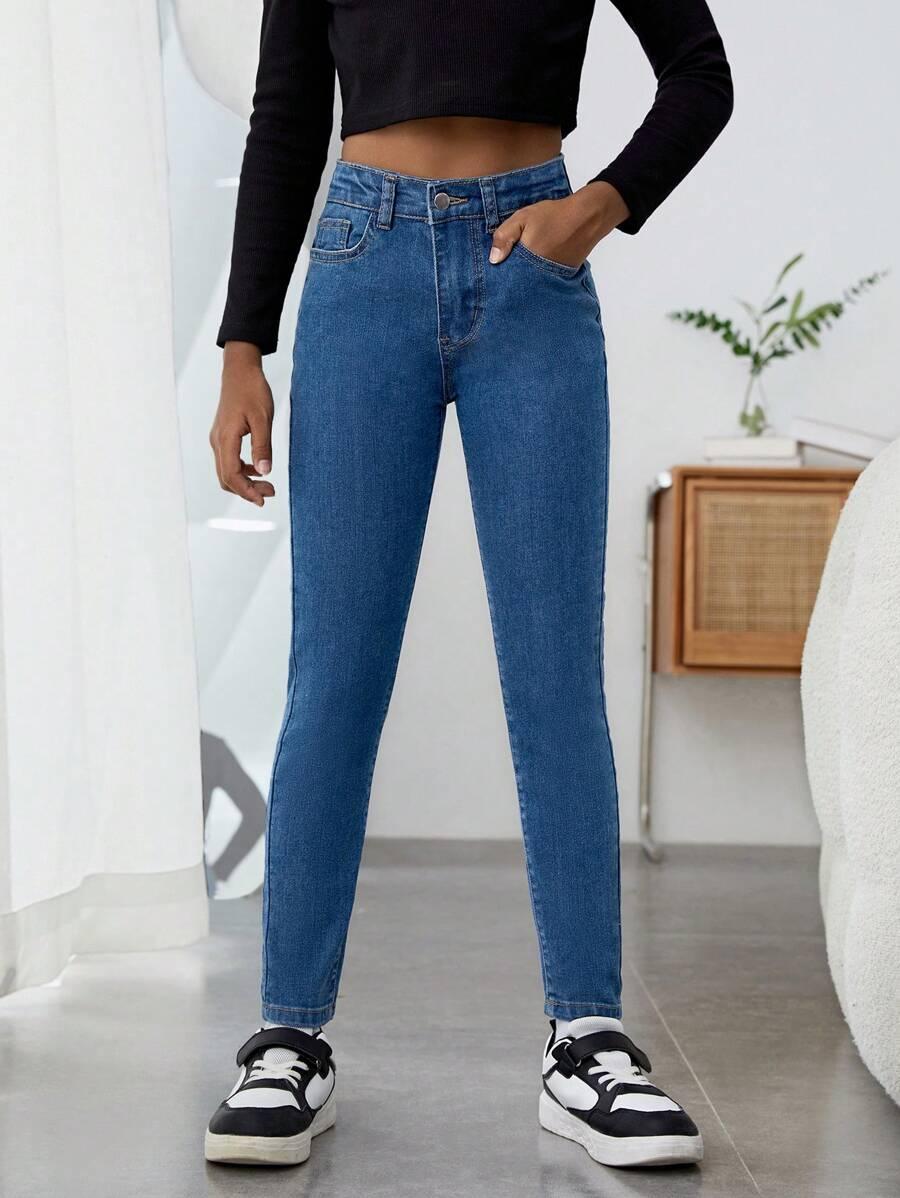 niebieskie spodnie jeans 