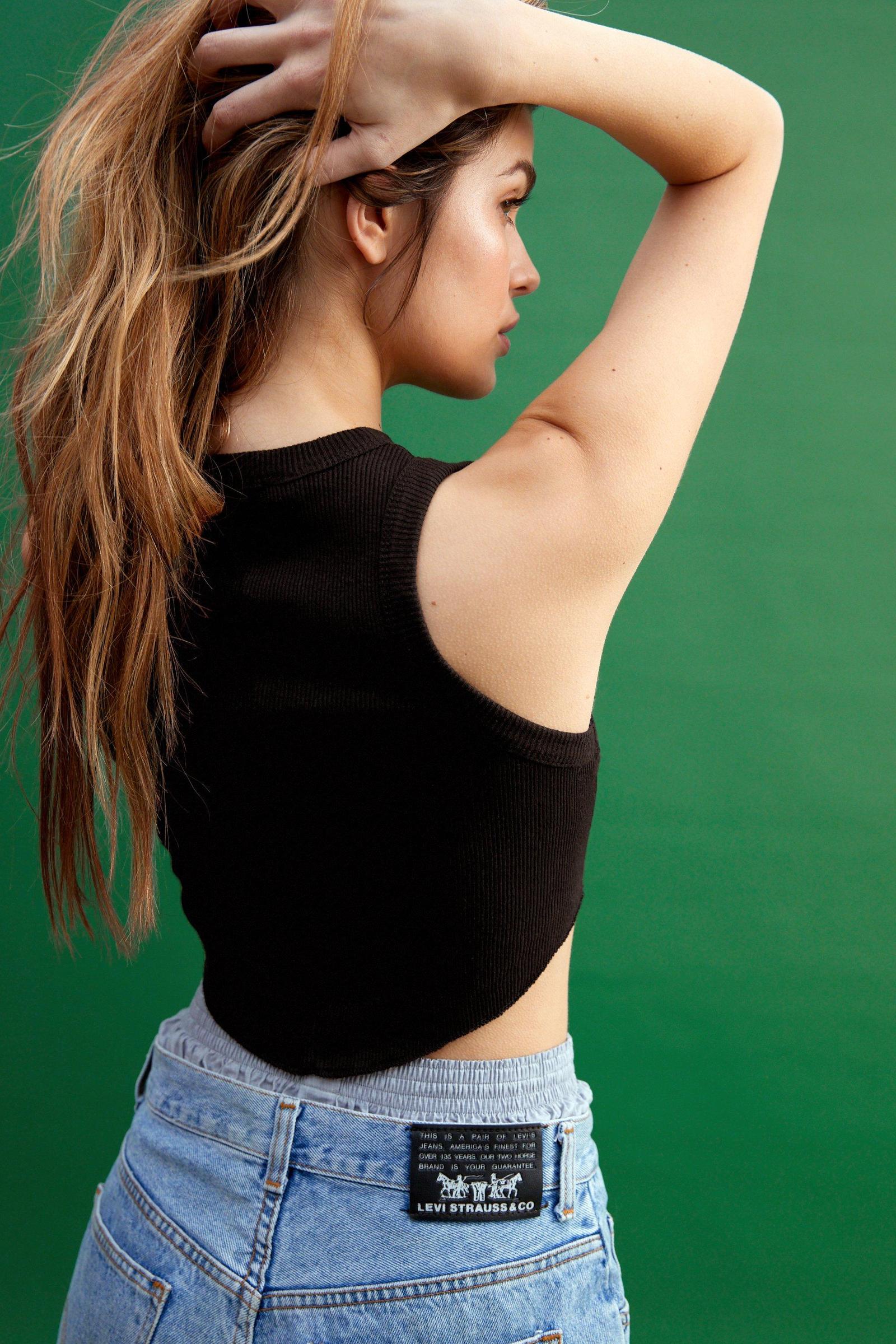 CZARNY CROP TOP PRĄŻKI