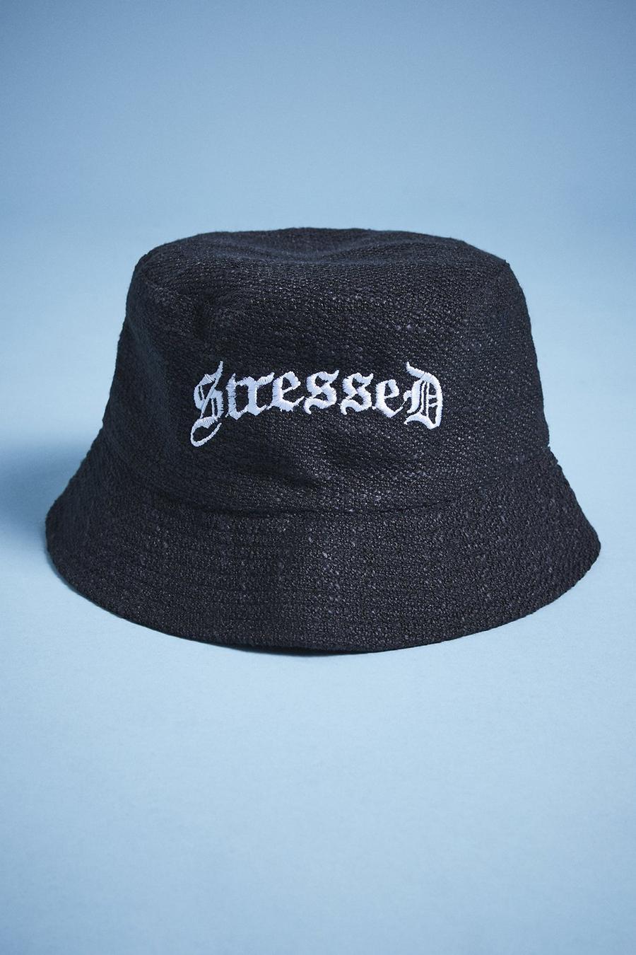 czarny kapelusz bucket napis stressed