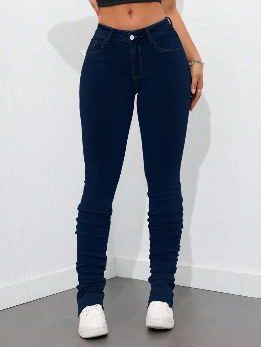 granatowe spodnie jeans